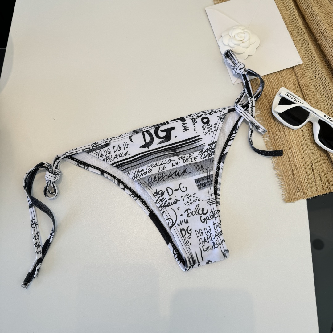 。D&G杜嘉班纳比基尼👙 上身超级棒！同步各大专柜发售，自然而然呈现时尚感！十分减龄，具有年轻活力。 码