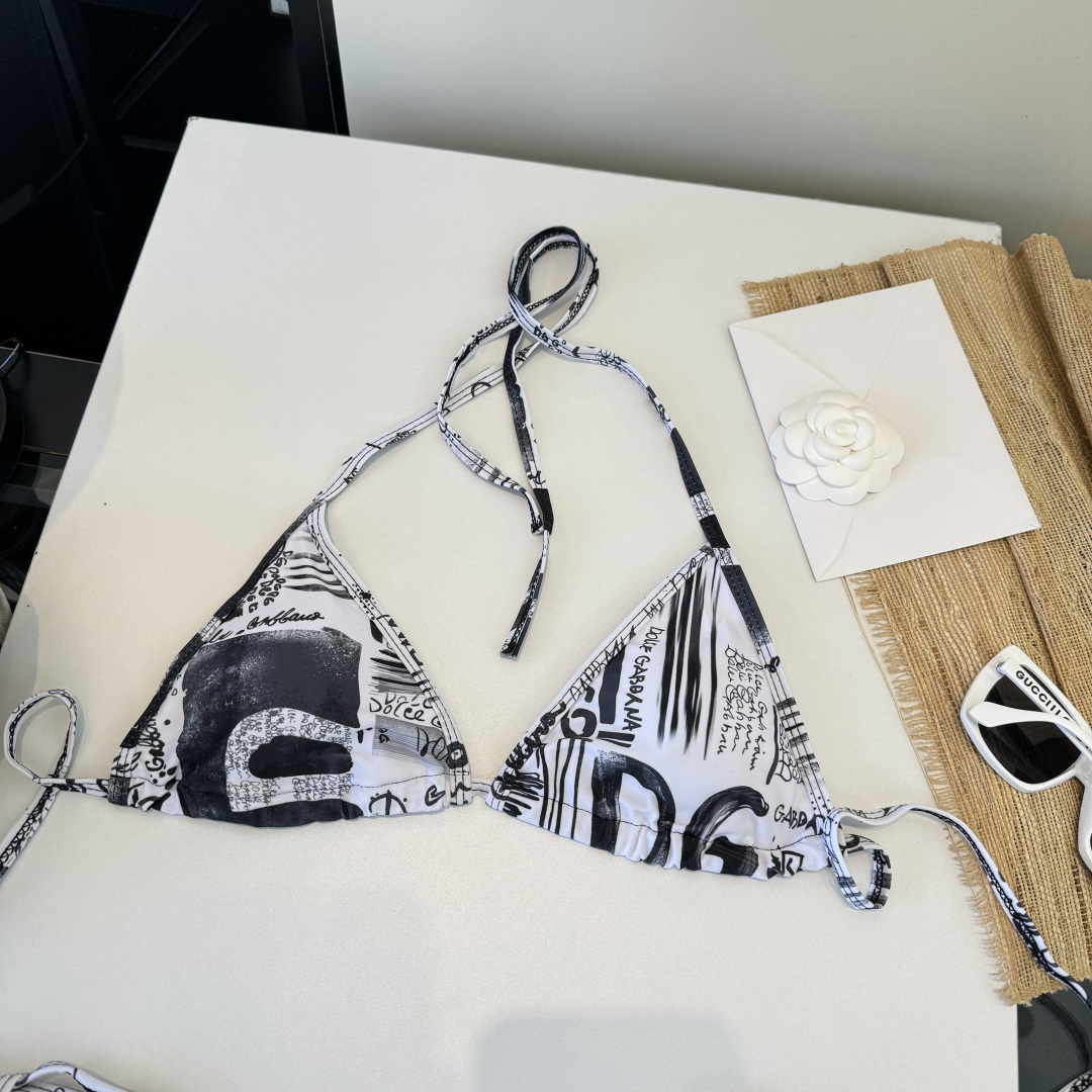 。D&G杜嘉班纳比基尼👙 上身超级棒！同步各大专柜发售，自然而然呈现时尚感！十分减龄，具有年轻活力。 码