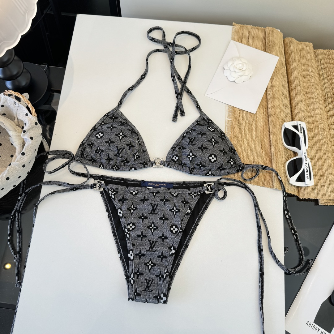 。LV路易威登比基尼👙 上身超级棒！同步各大专柜发售，自然而然呈现时尚感！十分减龄，具有年轻活力。 码数