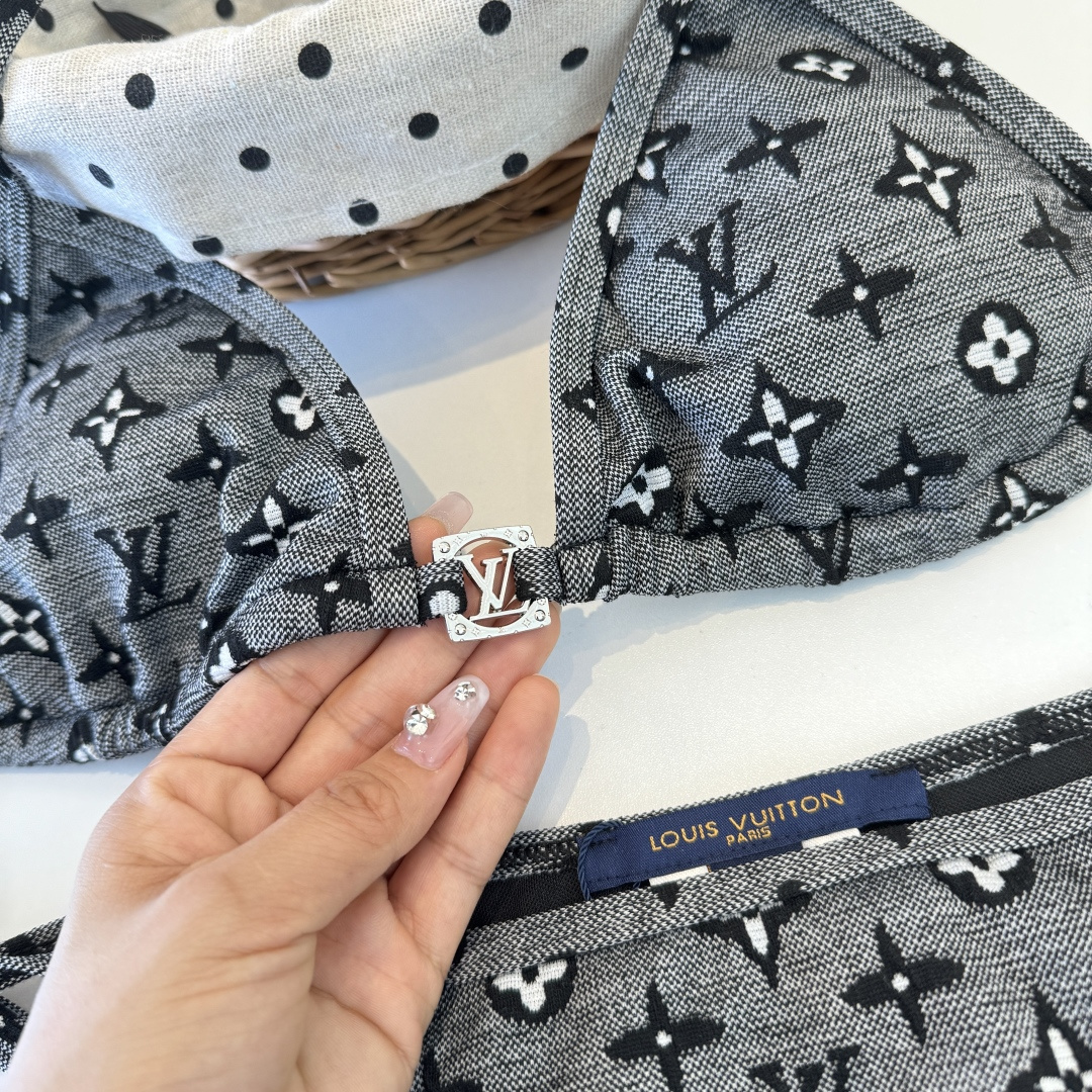 。LV路易威登比基尼👙 上身超级棒！同步各大专柜发售，自然而然呈现时尚感！十分减龄，具有年轻活力。 码数