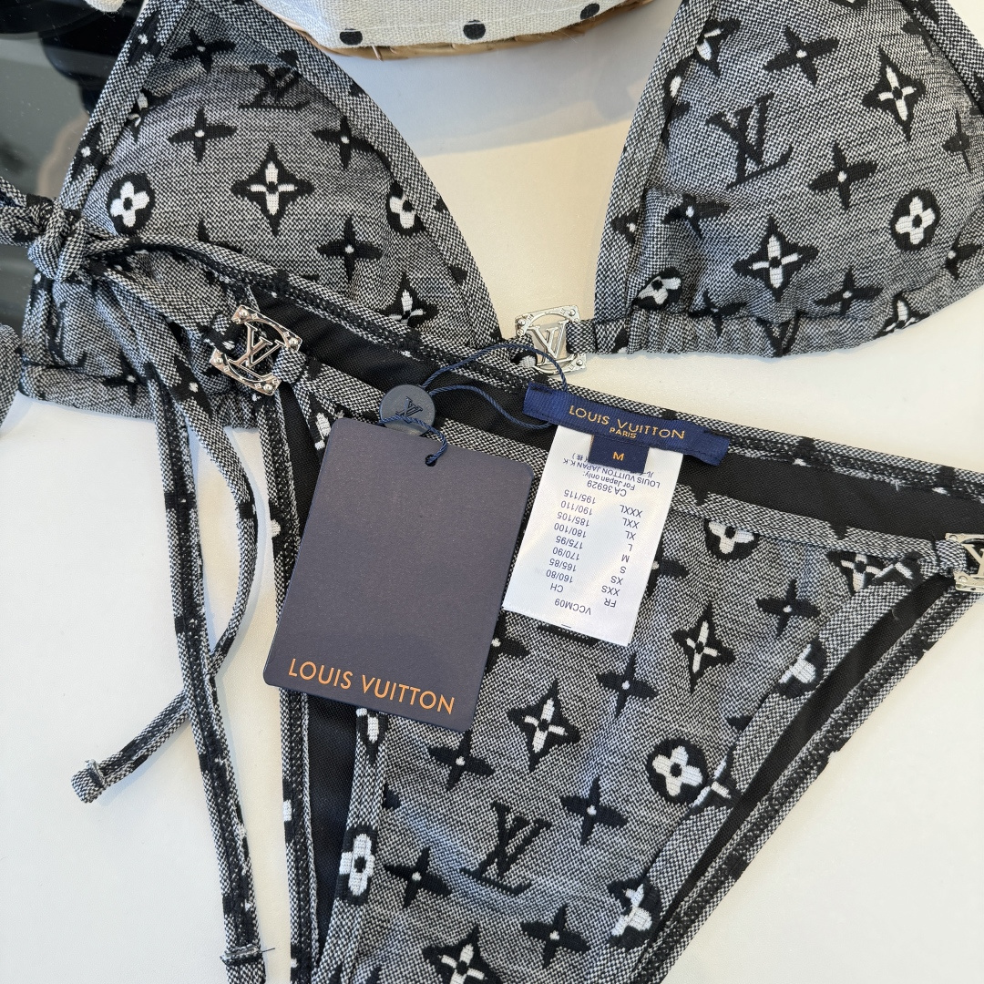 。LV路易威登比基尼👙 上身超级棒！同步各大专柜发售，自然而然呈现时尚感！十分减龄，具有年轻活力。 码数