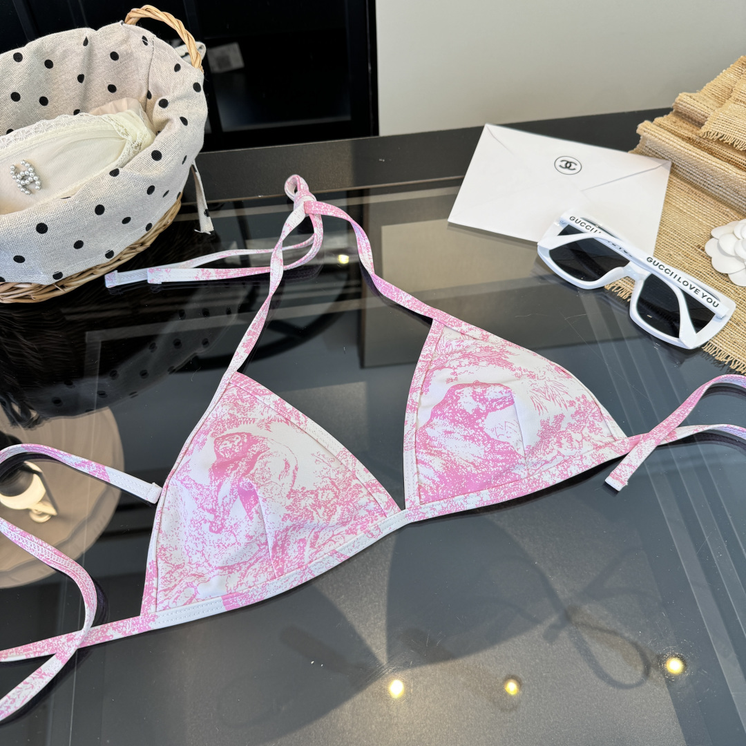 。Dior迪奥 新款比基尼泳衣👙❤️😍🥰适合多种场景的游泳衣🏊‍♀️海边 游泳池 温泉 水上乐园 漂流都