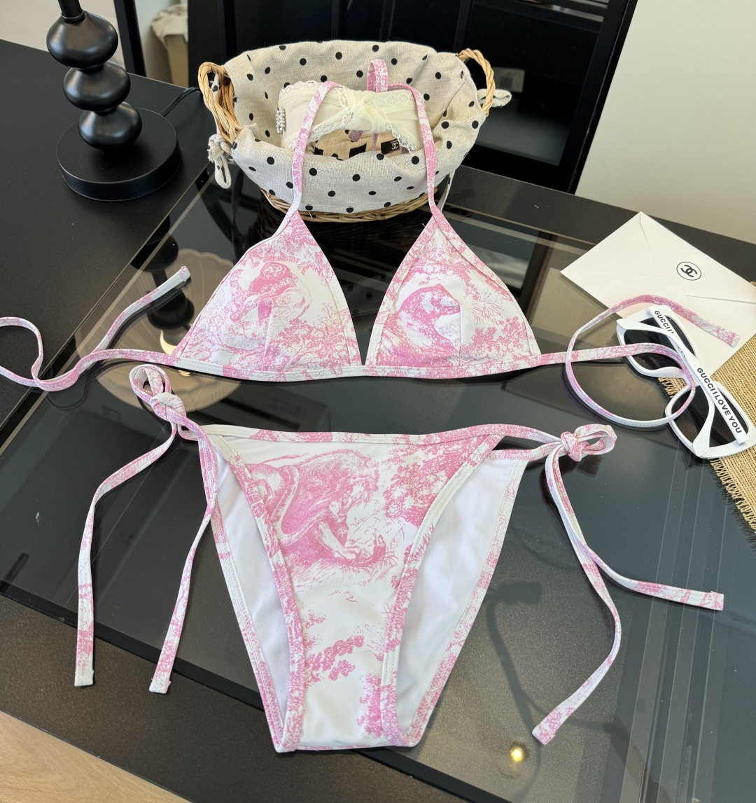 。Dior迪奥 新款比基尼泳衣👙❤️😍🥰适合多种场景的游泳衣🏊‍♀️海边 游泳池 温泉 水上乐园 漂流都