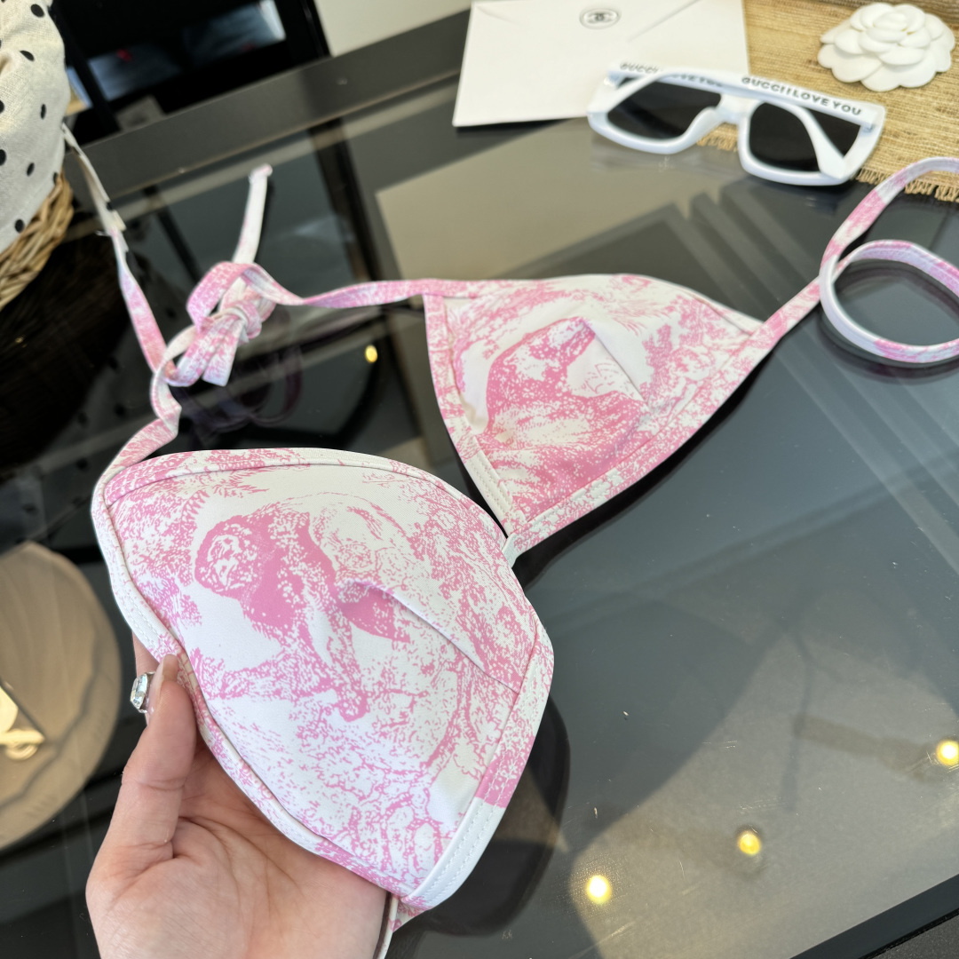 。Dior迪奥 新款比基尼泳衣👙❤️😍🥰适合多种场景的游泳衣🏊‍♀️海边 游泳池 温泉 水上乐园 漂流都