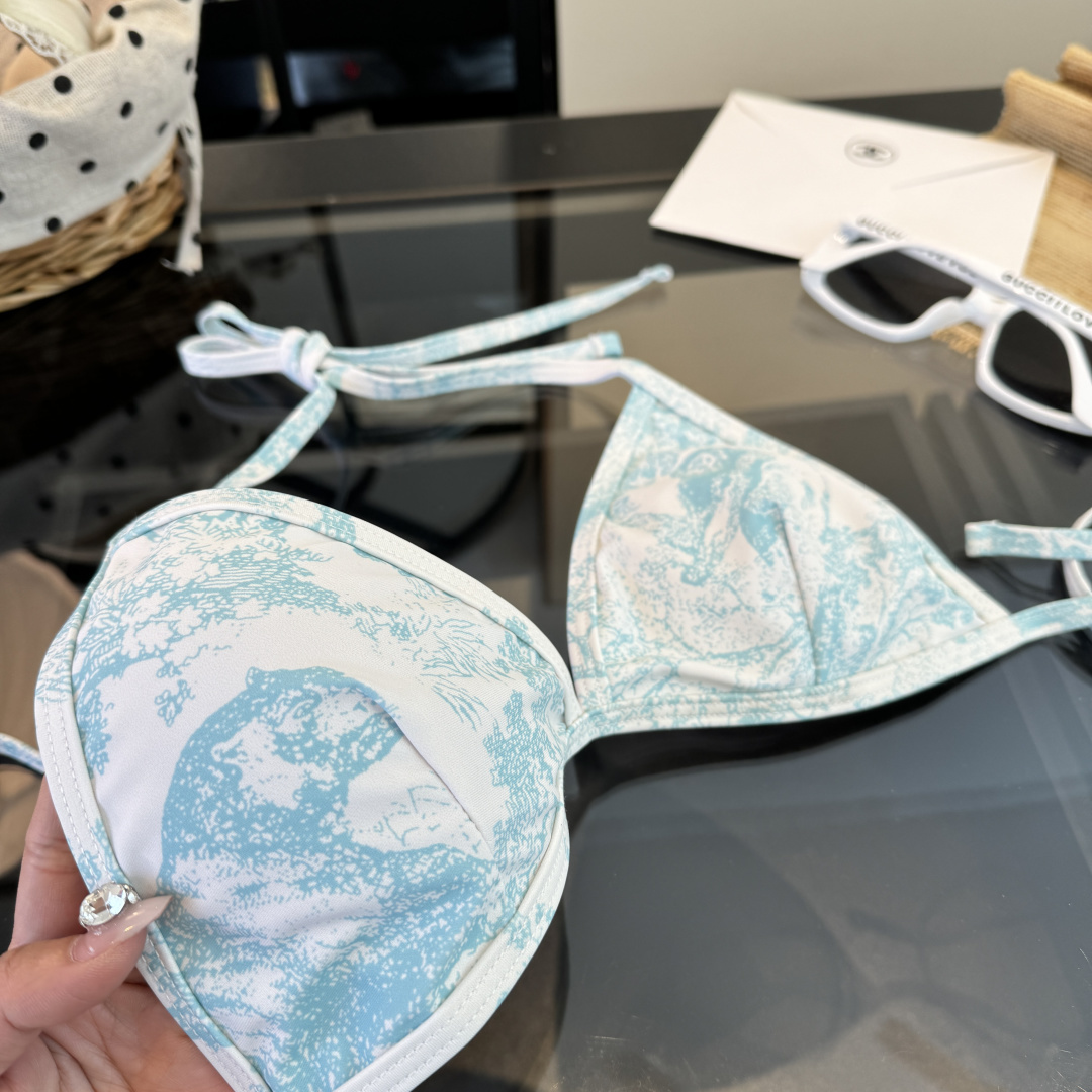 。Dior迪奥 新款比基尼泳衣👙❤️😍🥰适合多种场景的游泳衣🏊‍♀️海边 游泳池 温泉 水上乐园 漂流都