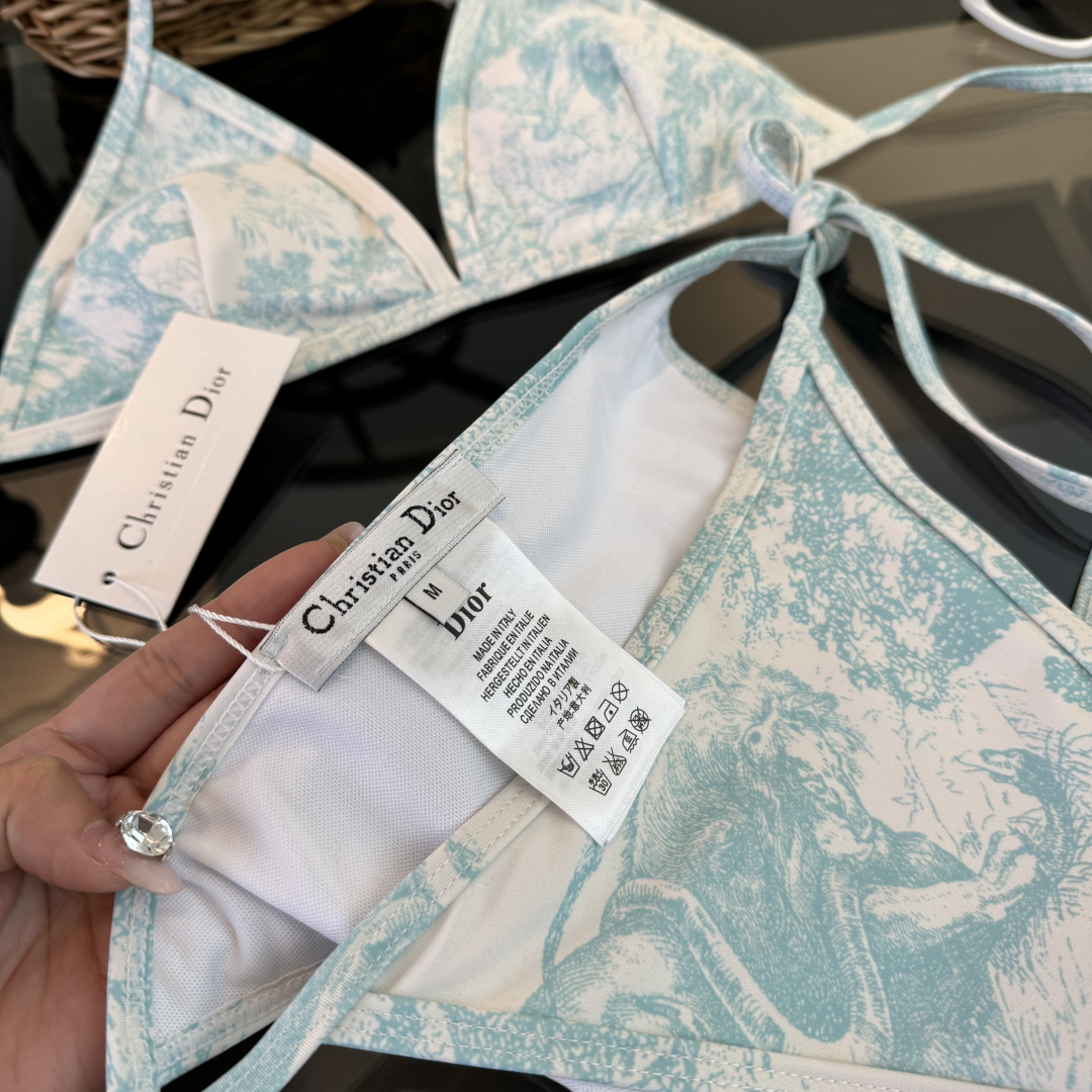。Dior迪奥 新款比基尼泳衣👙❤️😍🥰适合多种场景的游泳衣🏊‍♀️海边 游泳池 温泉 水上乐园 漂流都