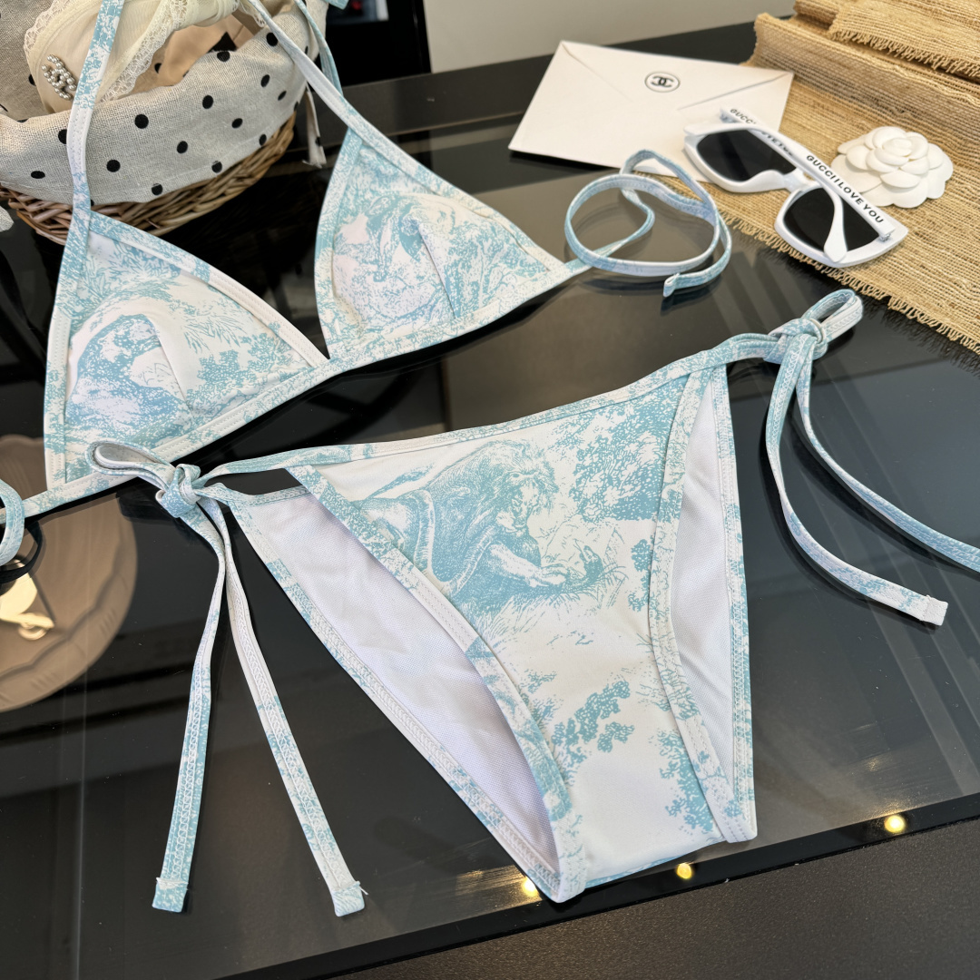 。Dior迪奥 新款比基尼泳衣👙❤️😍🥰适合多种场景的游泳衣🏊‍♀️海边 游泳池 温泉 水上乐园 漂流都