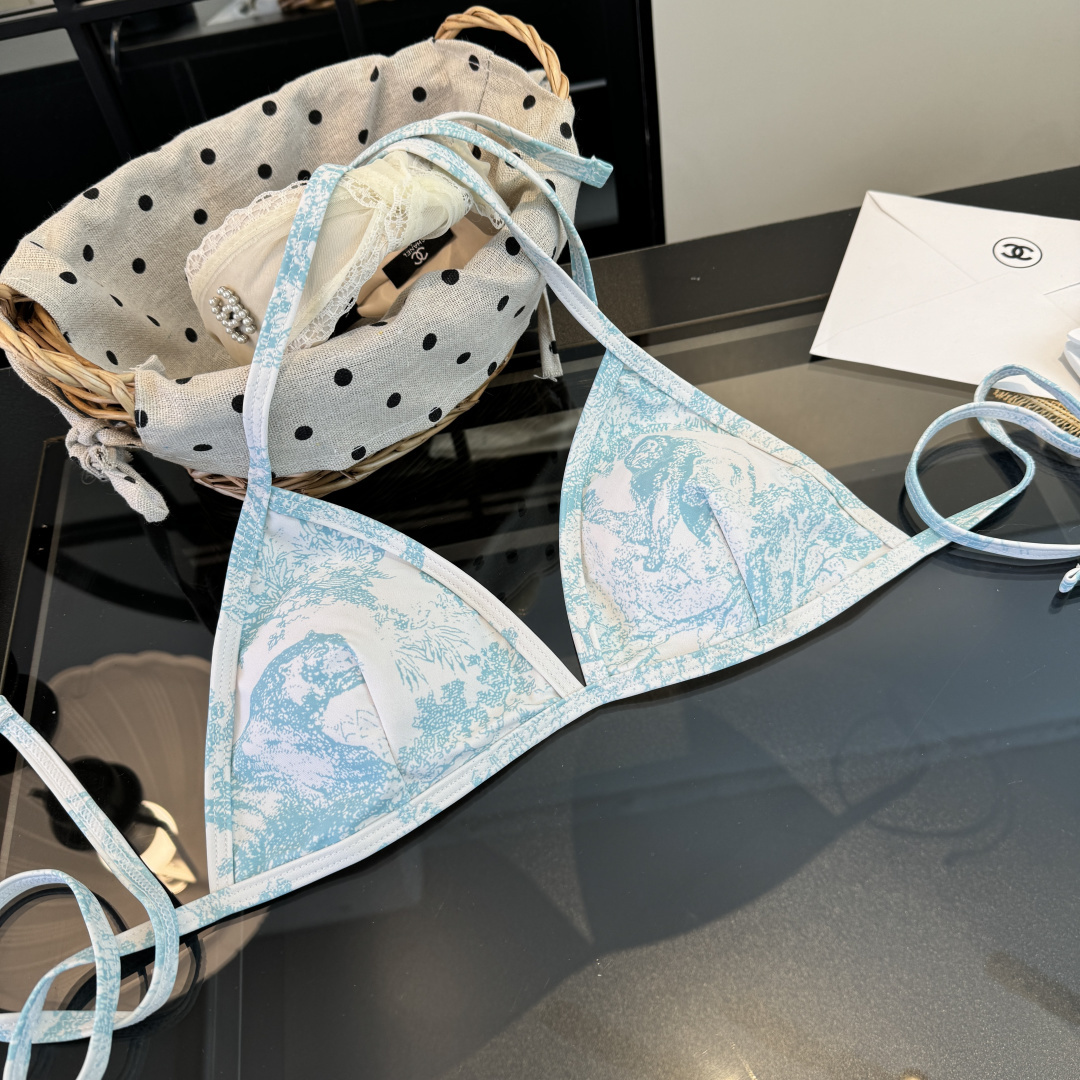 。Dior迪奥 新款比基尼泳衣👙❤️😍🥰适合多种场景的游泳衣🏊‍♀️海边 游泳池 温泉 水上乐园 漂流都