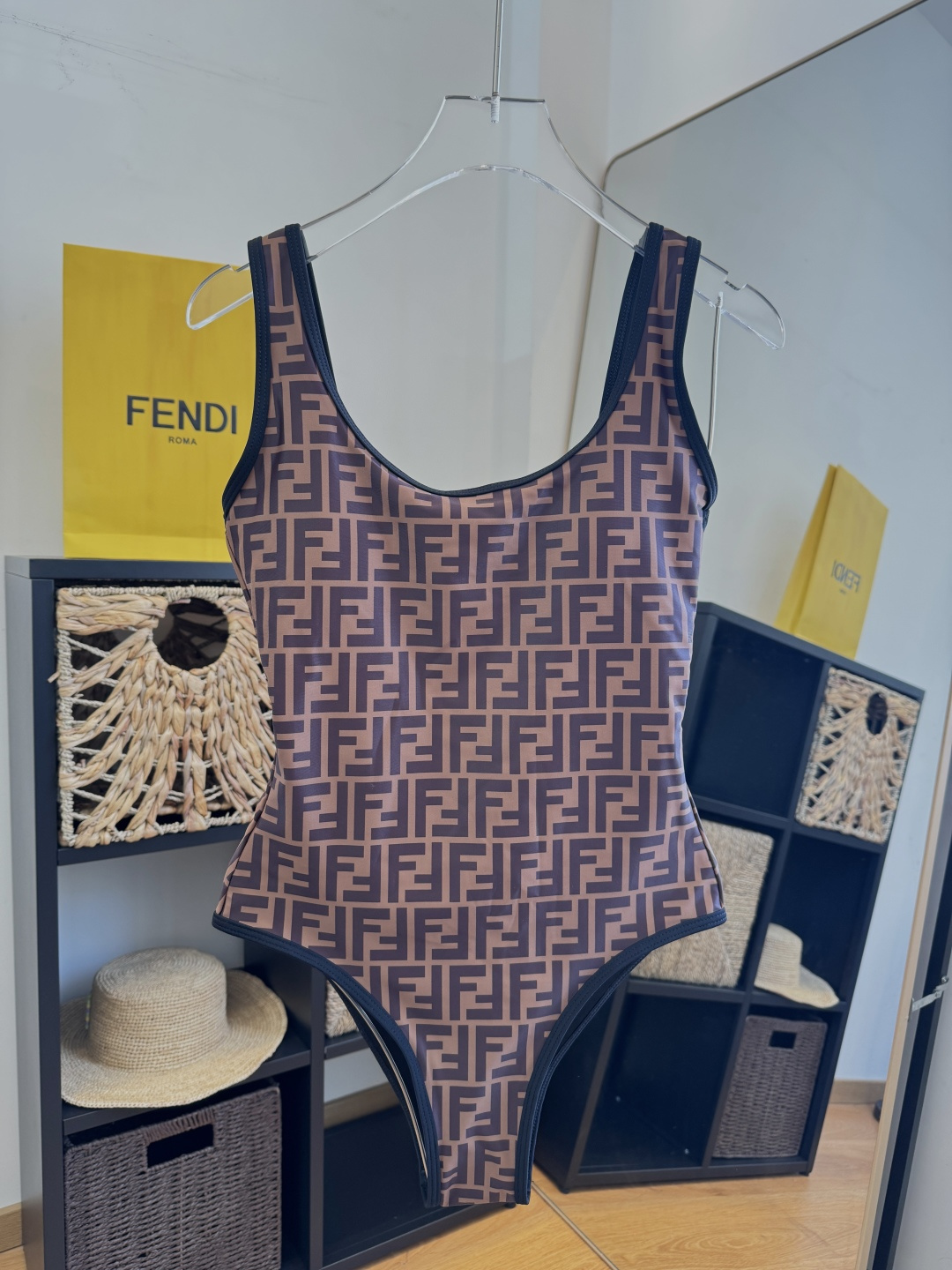 。FD芬迪长袖连体防晒泳衣，收腰显瘦显腿长！超nice 平时可以配牛仔裤、短裤当连体衣穿！S M L X