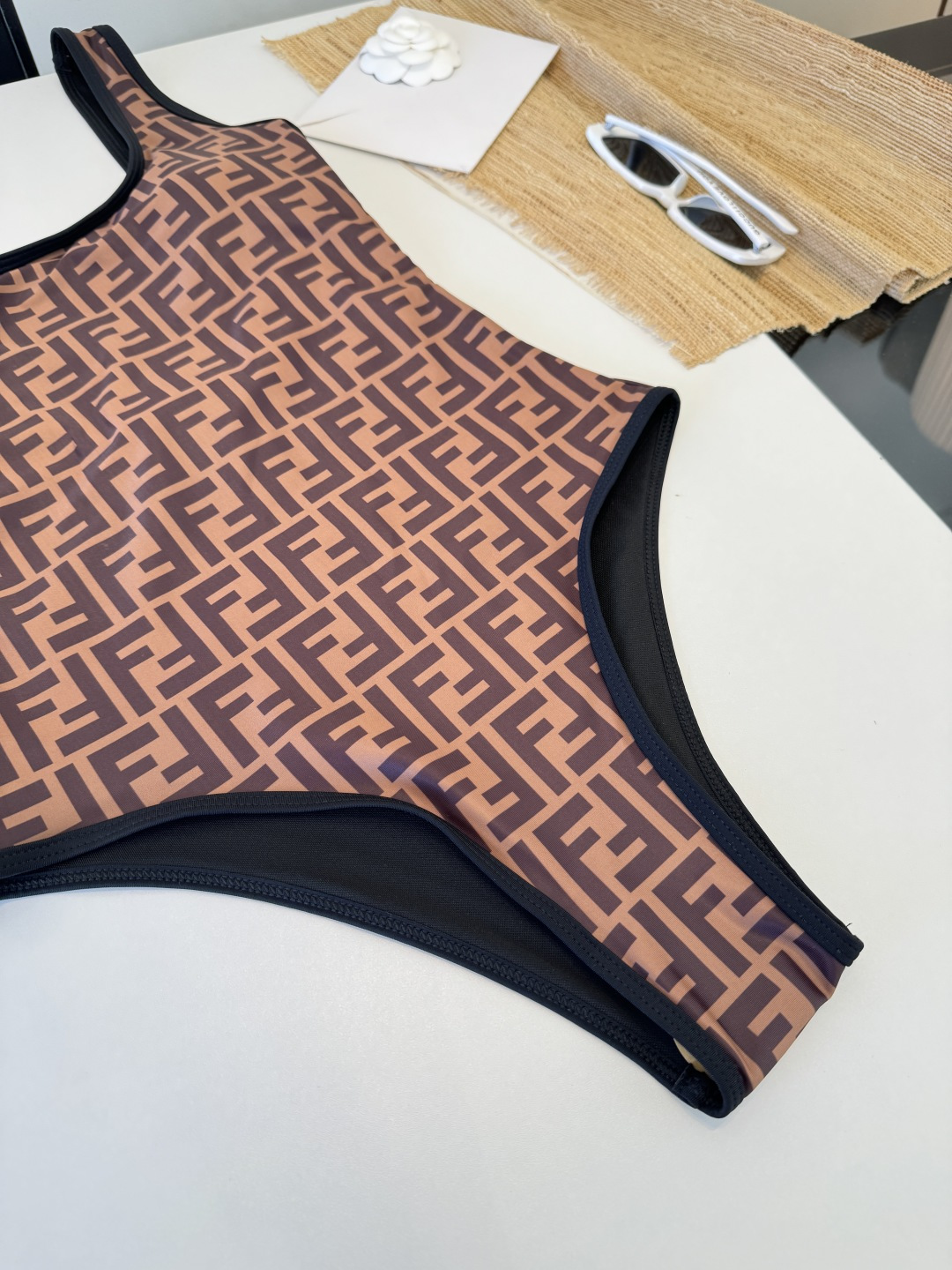 。FD芬迪长袖连体防晒泳衣，收腰显瘦显腿长！超nice 平时可以配牛仔裤、短裤当连体衣穿！S M L X