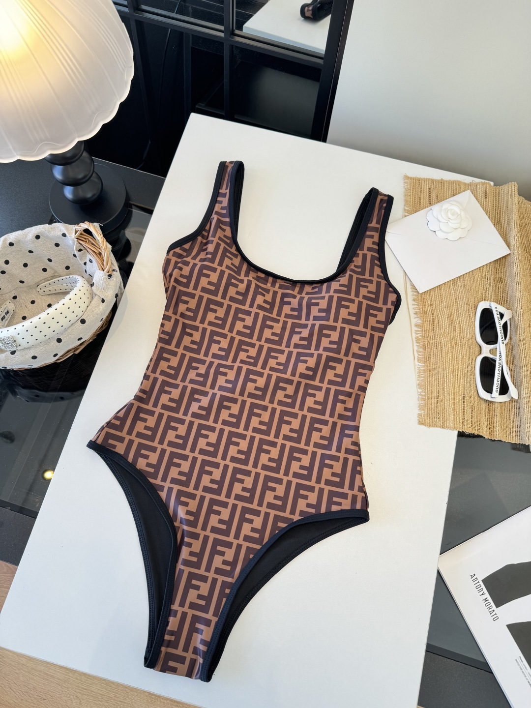 。FD芬迪长袖连体防晒泳衣，收腰显瘦显腿长！超nice 平时可以配牛仔裤、短裤当连体衣穿！S M L X