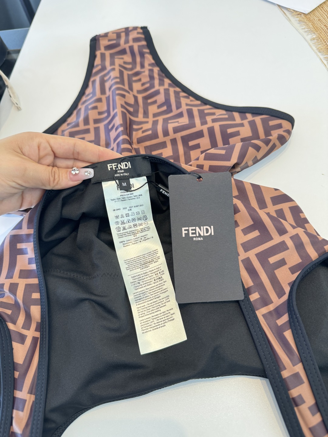 。FD芬迪长袖连体防晒泳衣，收腰显瘦显腿长！超nice 平时可以配牛仔裤、短裤当连体衣穿！S M L X