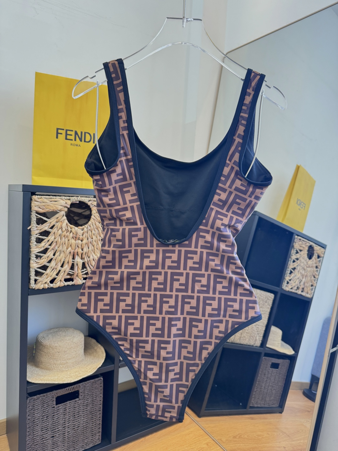 。FD芬迪长袖连体防晒泳衣，收腰显瘦显腿长！超nice 平时可以配牛仔裤、短裤当连体衣穿！S M L X