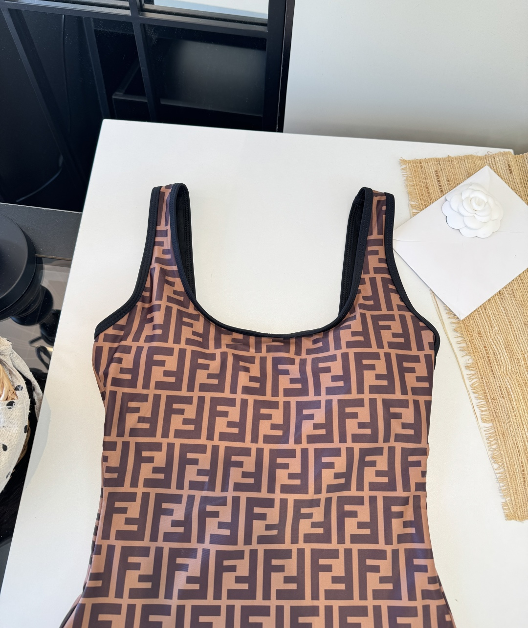 。FD芬迪长袖连体防晒泳衣，收腰显瘦显腿长！超nice 平时可以配牛仔裤、短裤当连体衣穿！S M L X