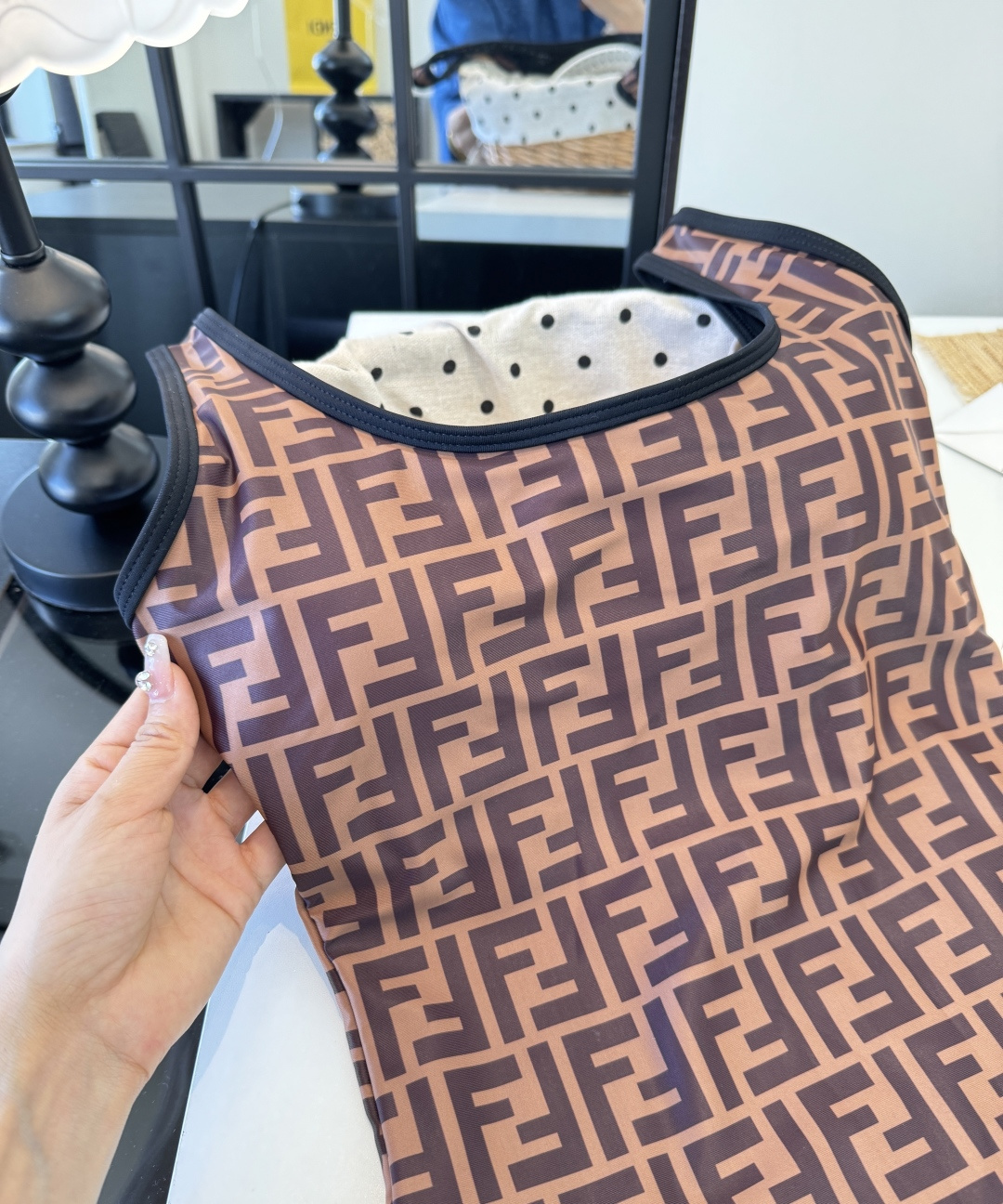 。FD芬迪长袖连体防晒泳衣，收腰显瘦显腿长！超nice 平时可以配牛仔裤、短裤当连体衣穿！S M L X