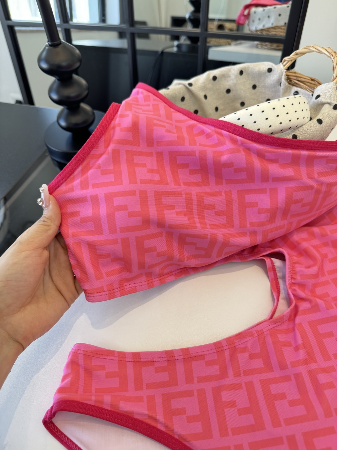 。FD芬迪长袖连体防晒泳衣，收腰显瘦显腿长！超nice 平时可以配牛仔裤、短裤当连体衣穿！S M L X