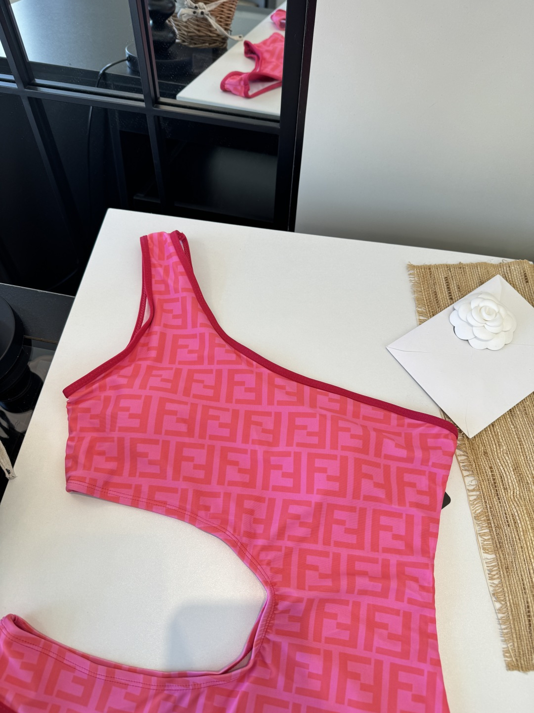 。FD芬迪长袖连体防晒泳衣，收腰显瘦显腿长！超nice 平时可以配牛仔裤、短裤当连体衣穿！S M L X