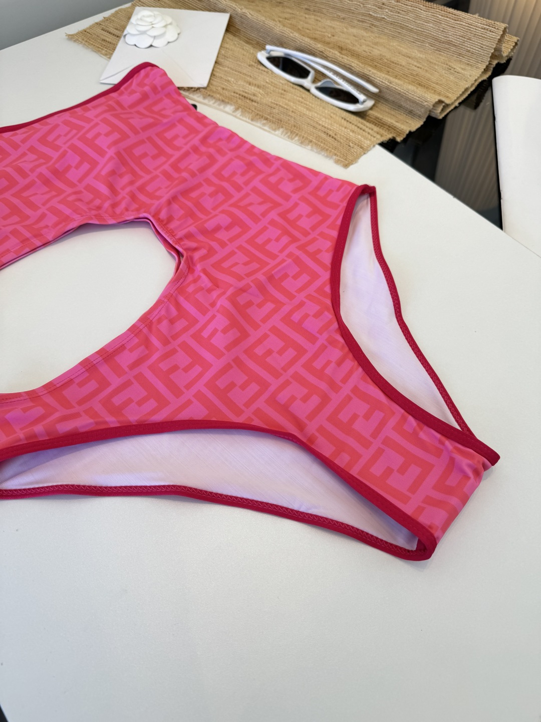 。FD芬迪长袖连体防晒泳衣，收腰显瘦显腿长！超nice 平时可以配牛仔裤、短裤当连体衣穿！S M L X