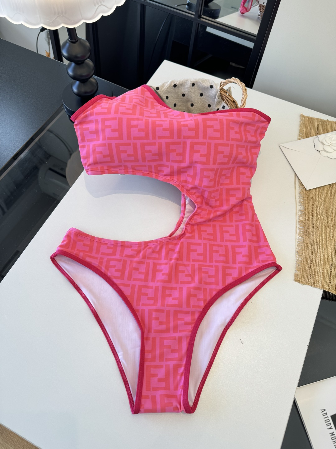 。FD芬迪长袖连体防晒泳衣，收腰显瘦显腿长！超nice 平时可以配牛仔裤、短裤当连体衣穿！S M L X