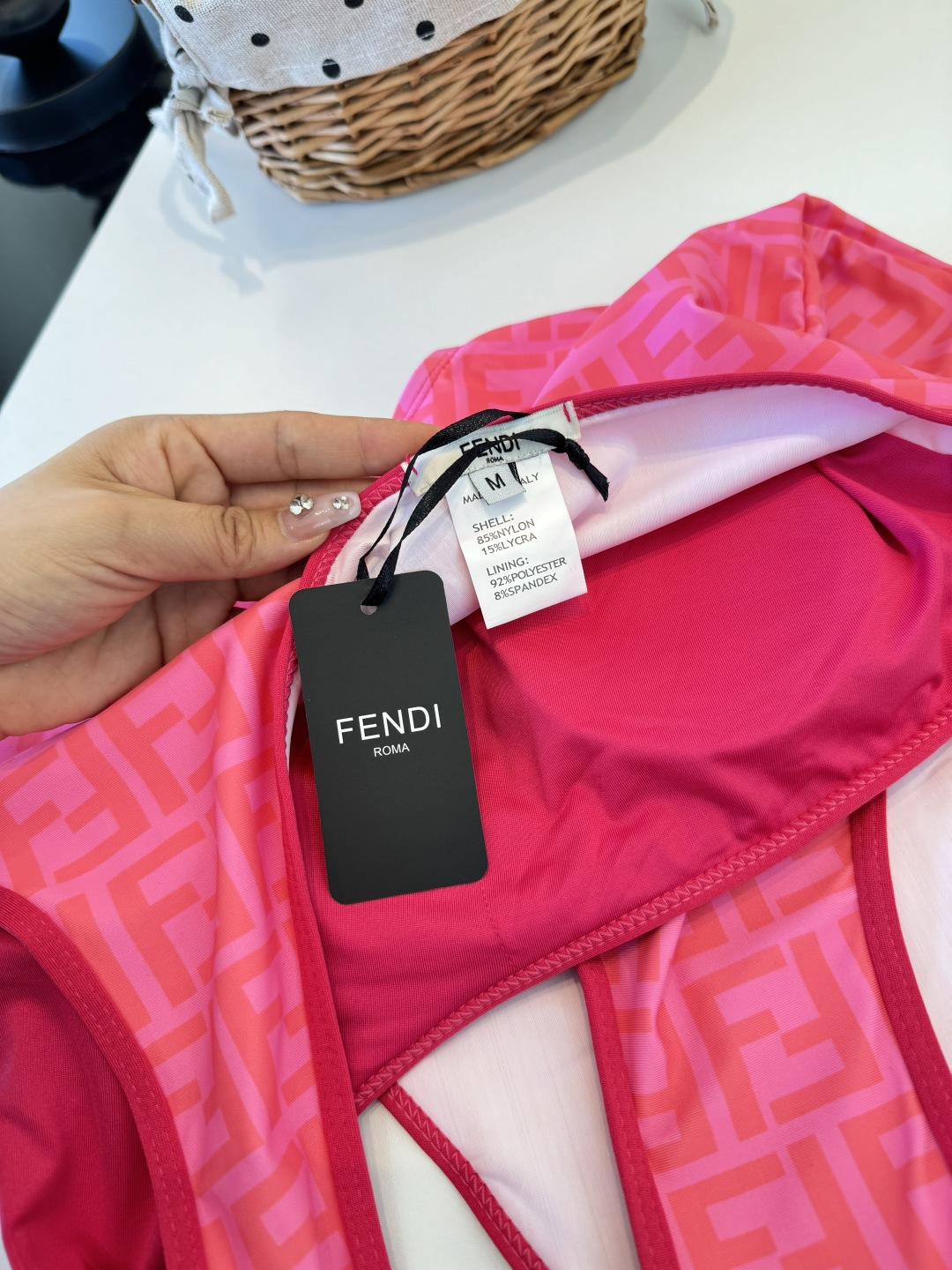 。FD芬迪长袖连体防晒泳衣，收腰显瘦显腿长！超nice 平时可以配牛仔裤、短裤当连体衣穿！S M L X