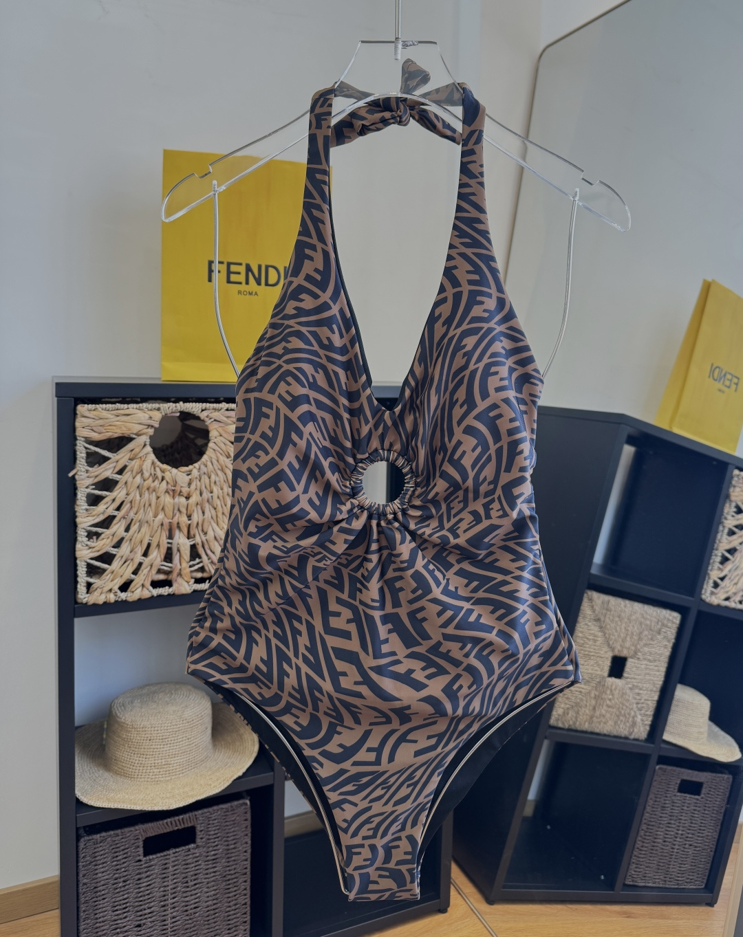 。FD芬迪长袖连体防晒泳衣，收腰显瘦显腿长！超nice 平时可以配牛仔裤、短裤当连体衣穿！S M L X