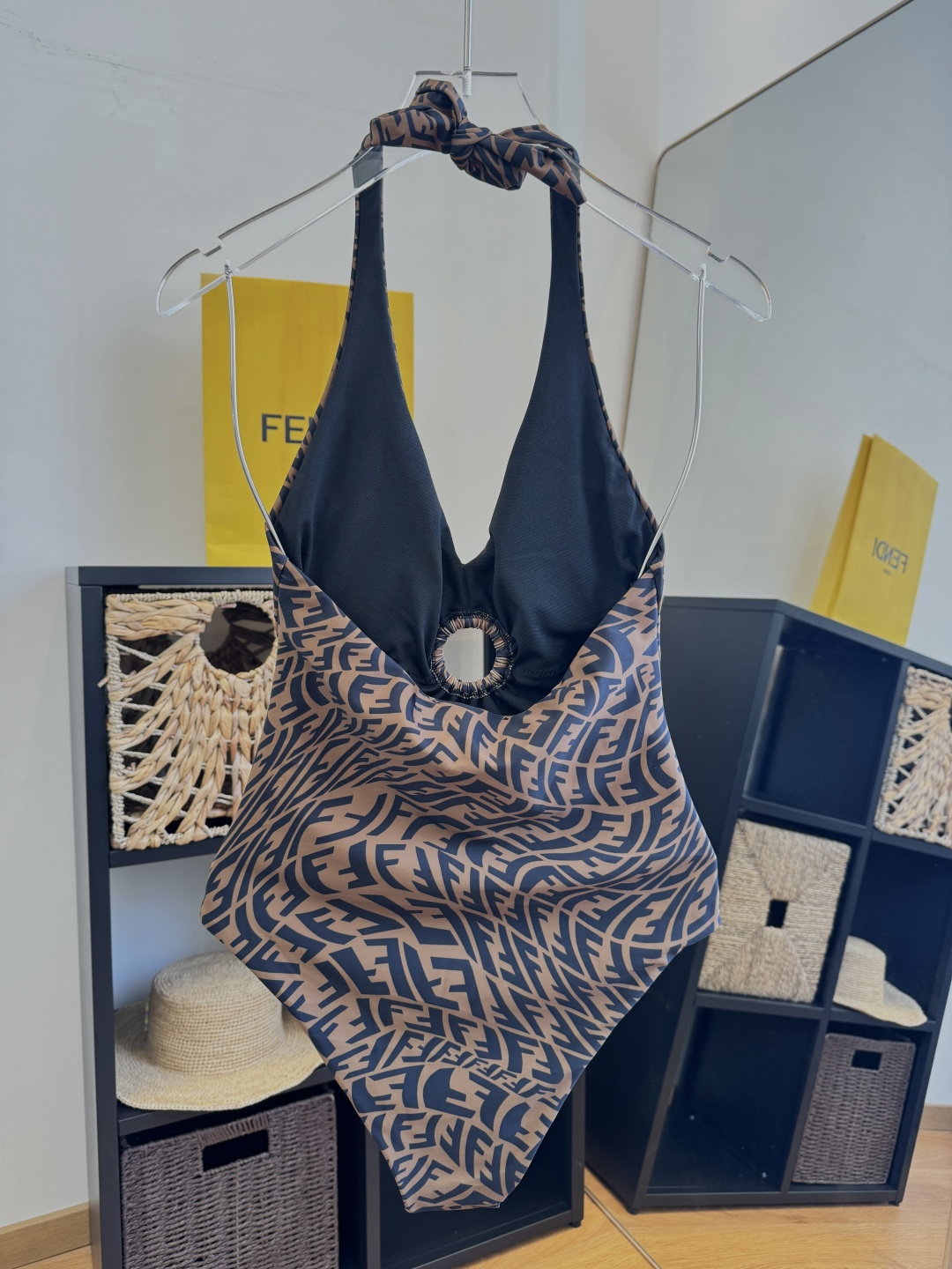 。FD芬迪长袖连体防晒泳衣，收腰显瘦显腿长！超nice 平时可以配牛仔裤、短裤当连体衣穿！S M L X