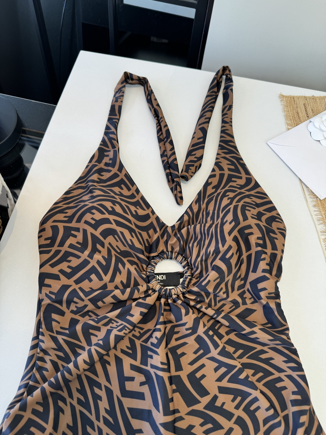 。FD芬迪长袖连体防晒泳衣，收腰显瘦显腿长！超nice 平时可以配牛仔裤、短裤当连体衣穿！S M L X