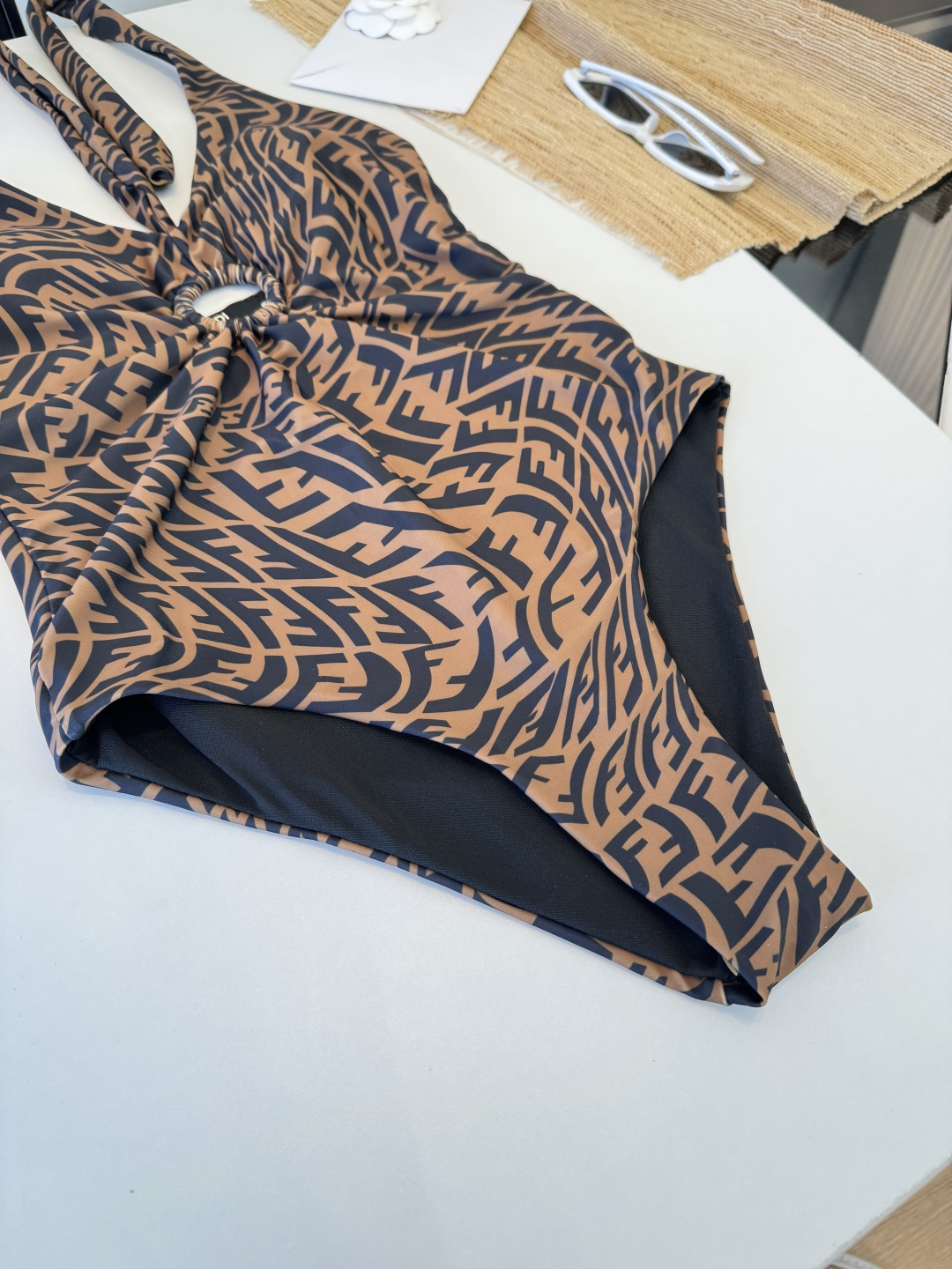 。FD芬迪长袖连体防晒泳衣，收腰显瘦显腿长！超nice 平时可以配牛仔裤、短裤当连体衣穿！S M L X