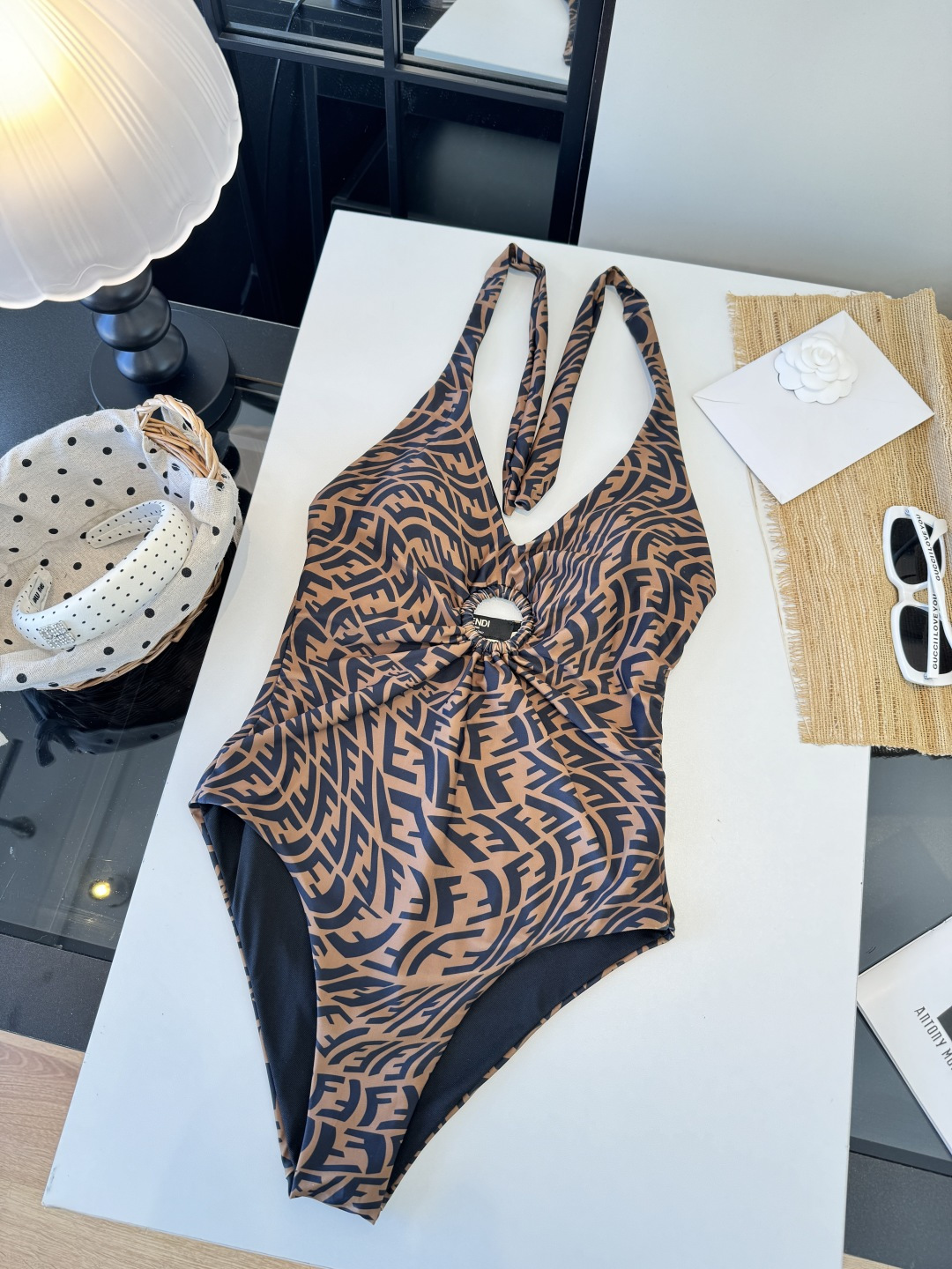 。FD芬迪长袖连体防晒泳衣，收腰显瘦显腿长！超nice 平时可以配牛仔裤、短裤当连体衣穿！S M L X