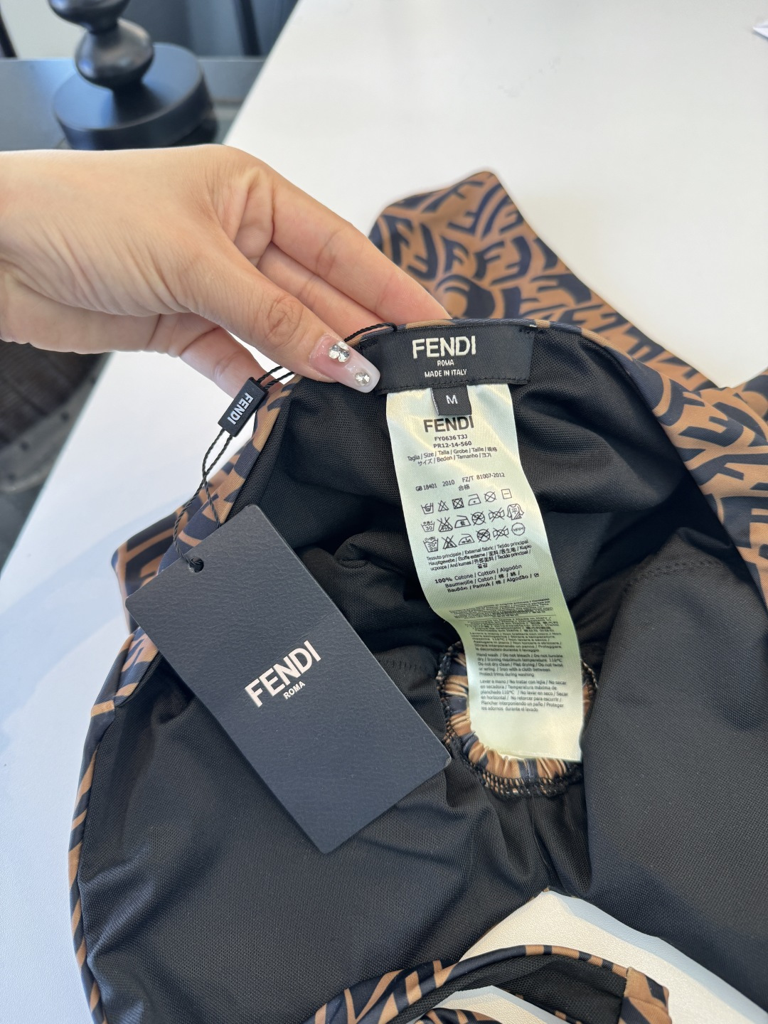 。FD芬迪长袖连体防晒泳衣，收腰显瘦显腿长！超nice 平时可以配牛仔裤、短裤当连体衣穿！S M L X