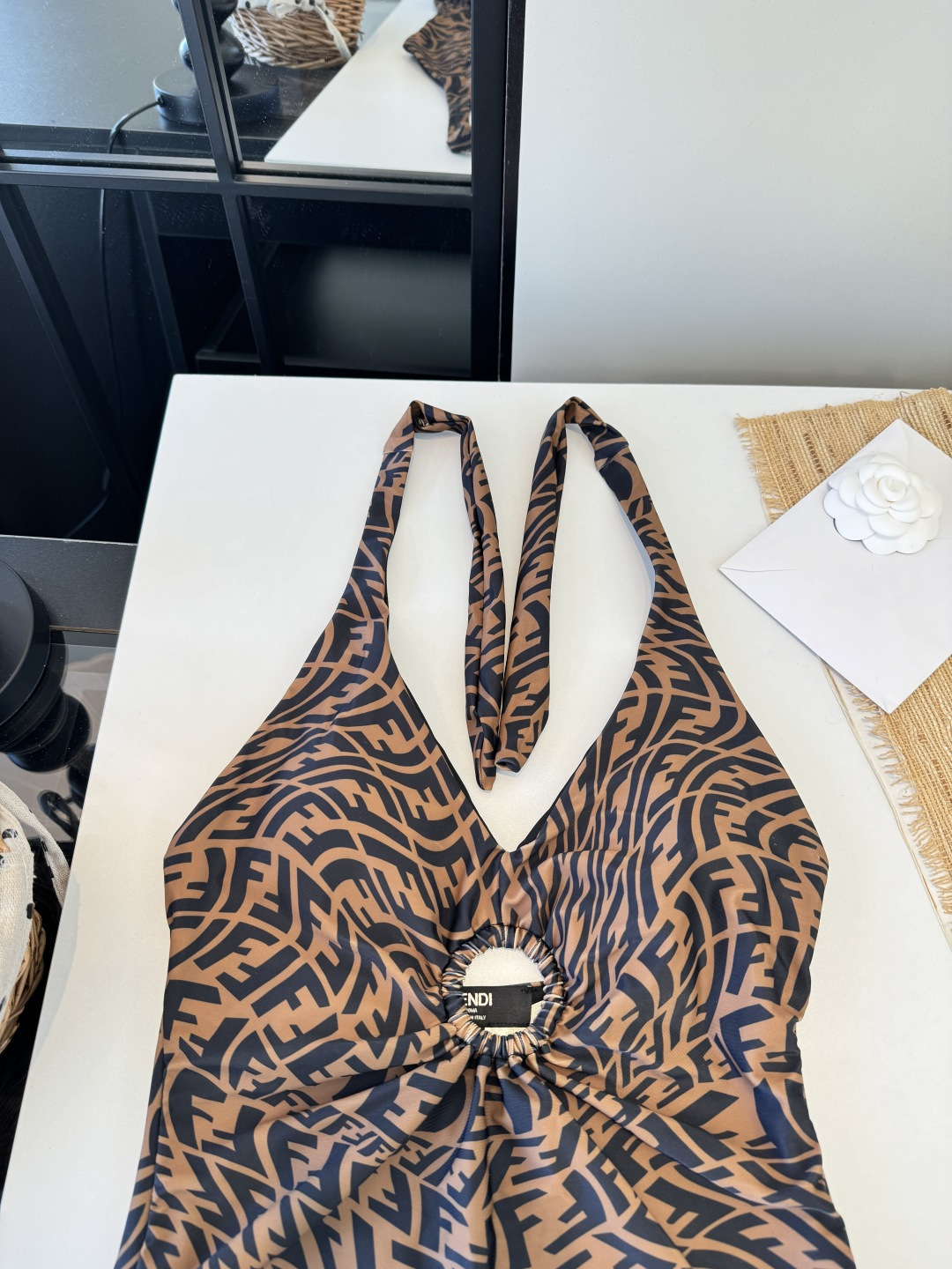 。FD芬迪长袖连体防晒泳衣，收腰显瘦显腿长！超nice 平时可以配牛仔裤、短裤当连体衣穿！S M L X