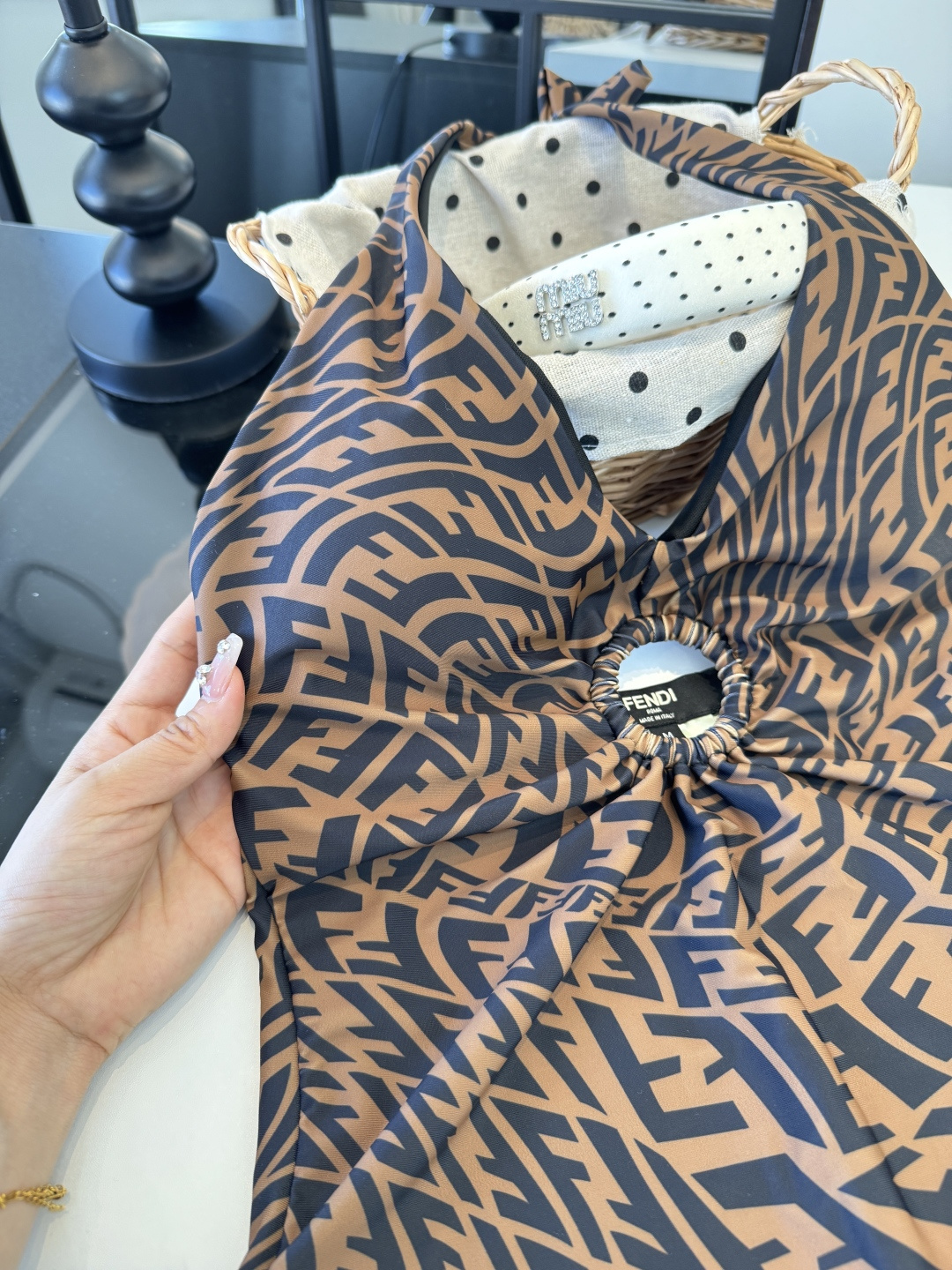 。FD芬迪长袖连体防晒泳衣，收腰显瘦显腿长！超nice 平时可以配牛仔裤、短裤当连体衣穿！S M L X