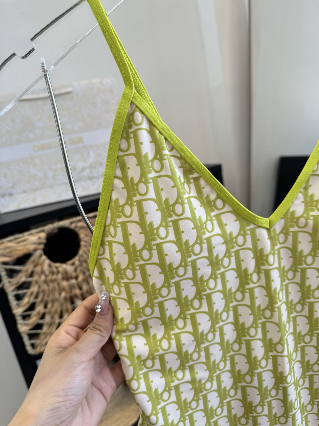 。Dior迪奥长袖连体防晒泳衣，收腰显瘦显腿长！超nice 平时可以配牛仔裤、短裤当连体衣穿！S M L