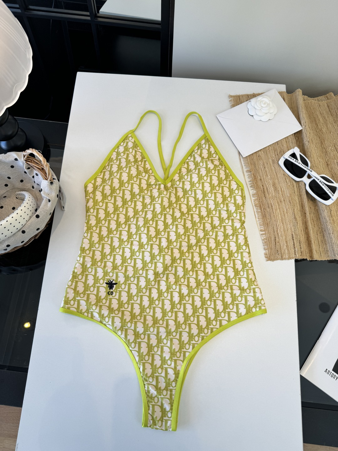 。Dior迪奥长袖连体防晒泳衣，收腰显瘦显腿长！超nice 平时可以配牛仔裤、短裤当连体衣穿！S M L