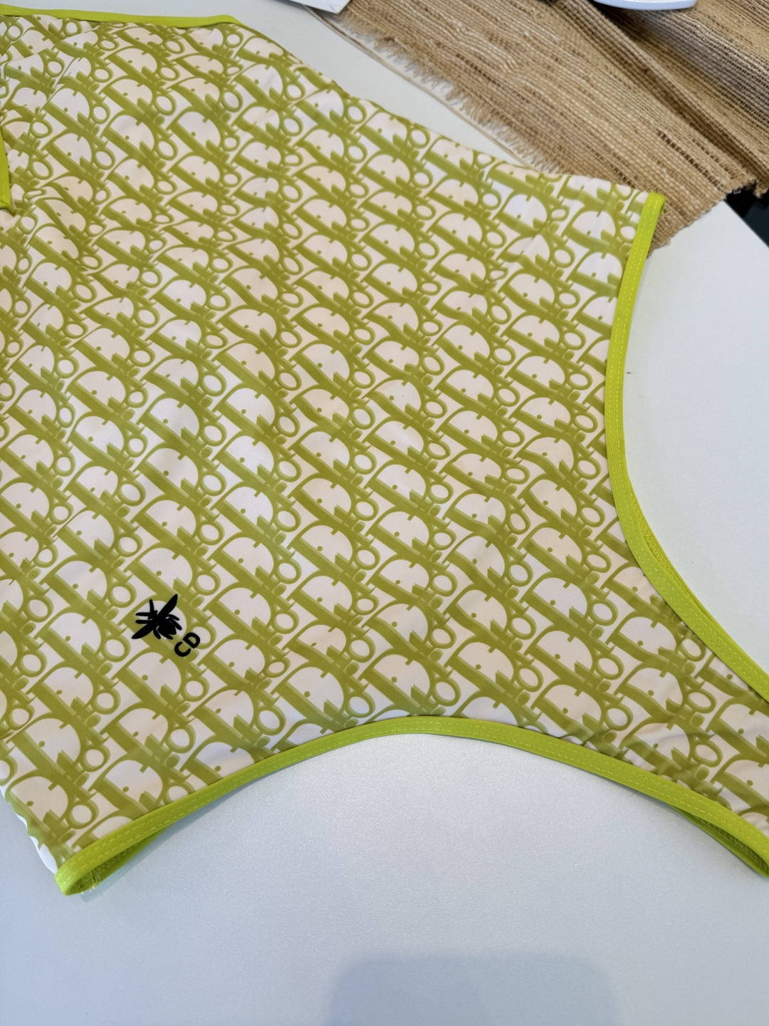 。Dior迪奥长袖连体防晒泳衣，收腰显瘦显腿长！超nice 平时可以配牛仔裤、短裤当连体衣穿！S M L