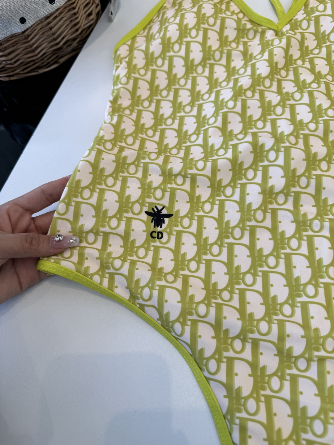 。Dior迪奥长袖连体防晒泳衣，收腰显瘦显腿长！超nice 平时可以配牛仔裤、短裤当连体衣穿！S M L