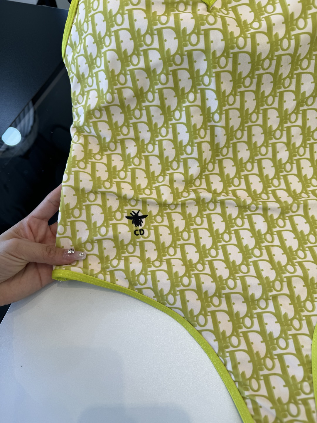 。Dior迪奥长袖连体防晒泳衣，收腰显瘦显腿长！超nice 平时可以配牛仔裤、短裤当连体衣穿！S M L