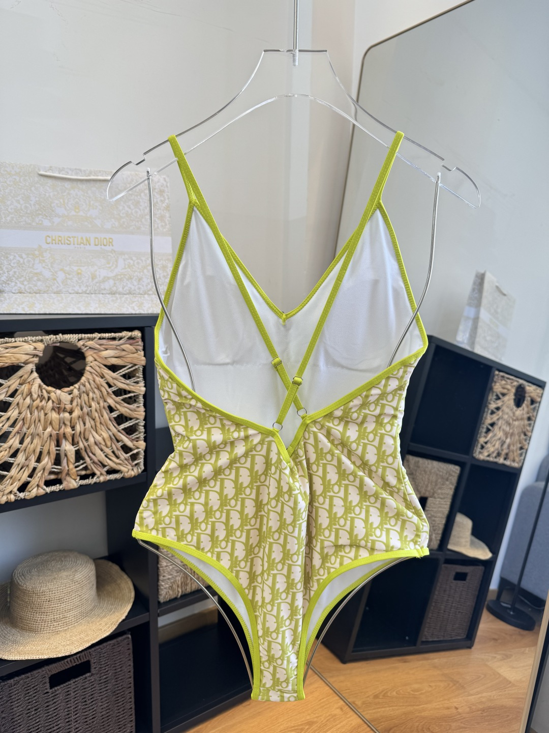 。Dior迪奥长袖连体防晒泳衣，收腰显瘦显腿长！超nice 平时可以配牛仔裤、短裤当连体衣穿！S M L