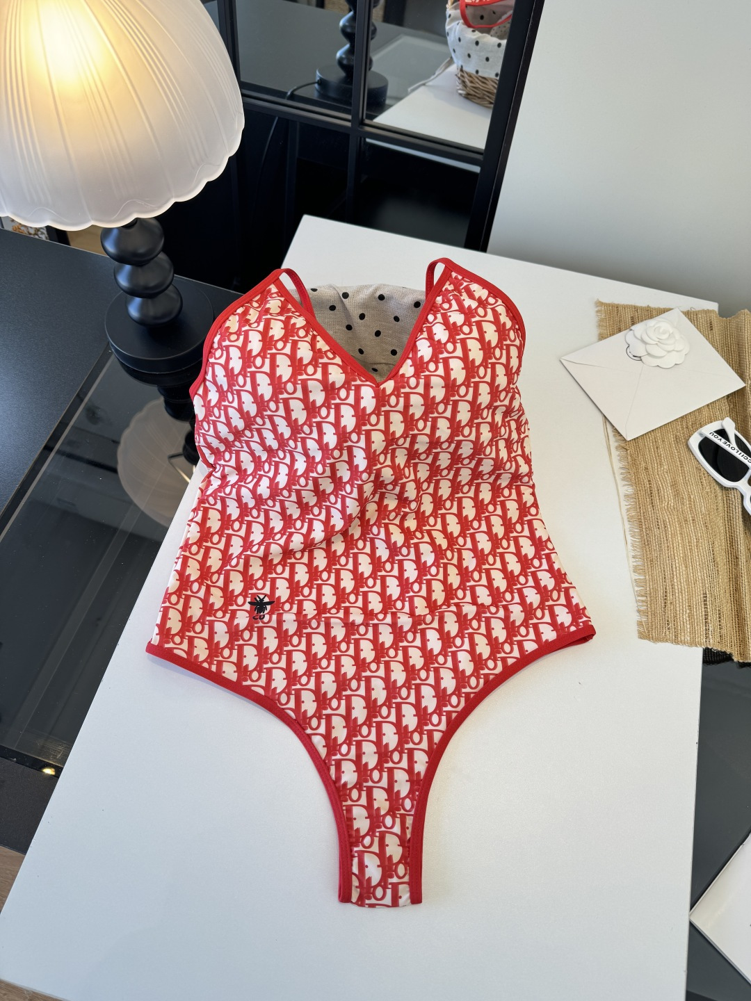 。Dior迪奥长袖连体防晒泳衣，收腰显瘦显腿长！超nice 平时可以配牛仔裤、短裤当连体衣穿！S M L