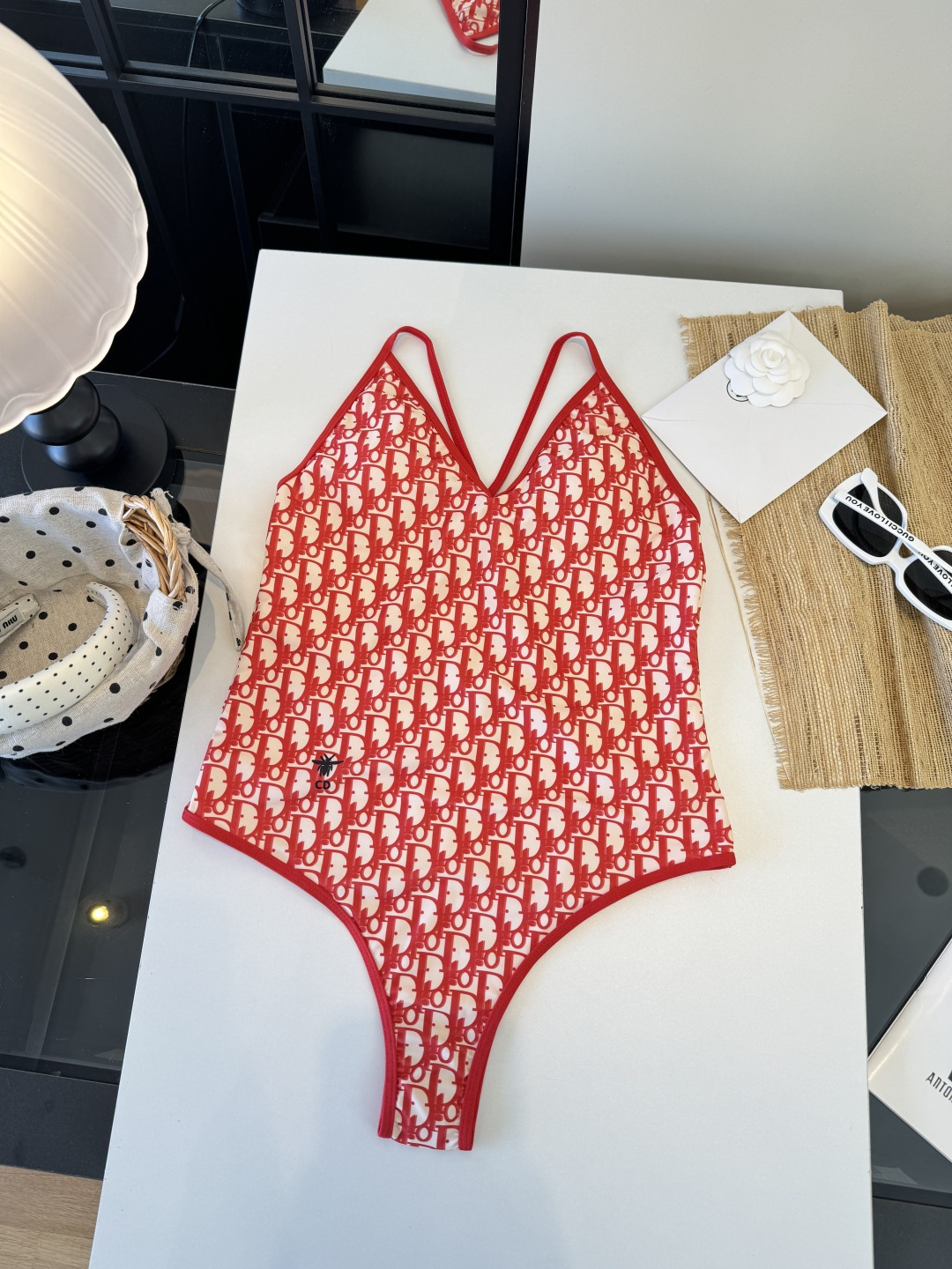 。Dior迪奥长袖连体防晒泳衣，收腰显瘦显腿长！超nice 平时可以配牛仔裤、短裤当连体衣穿！S M L