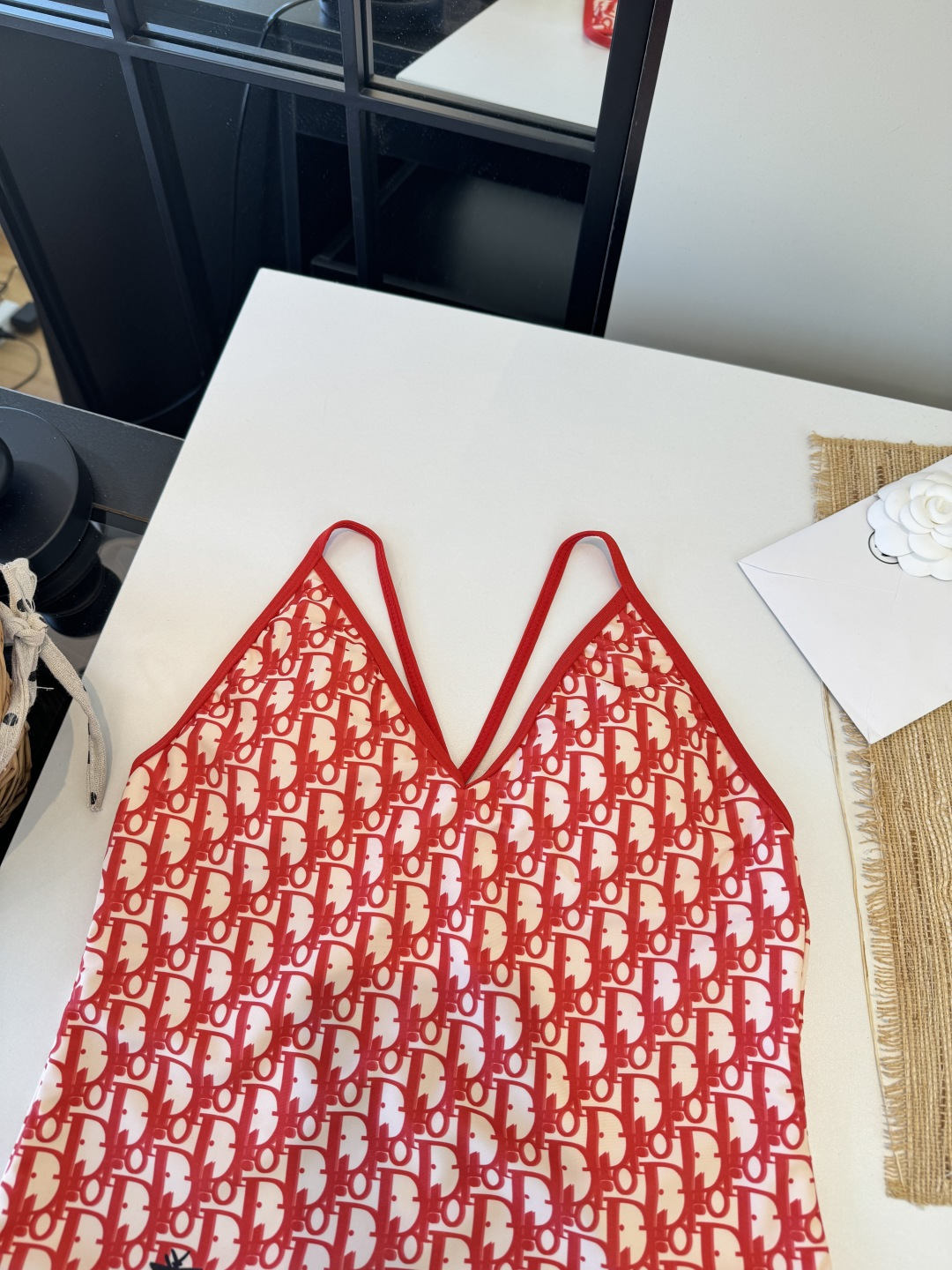 。Dior迪奥长袖连体防晒泳衣，收腰显瘦显腿长！超nice 平时可以配牛仔裤、短裤当连体衣穿！S M L