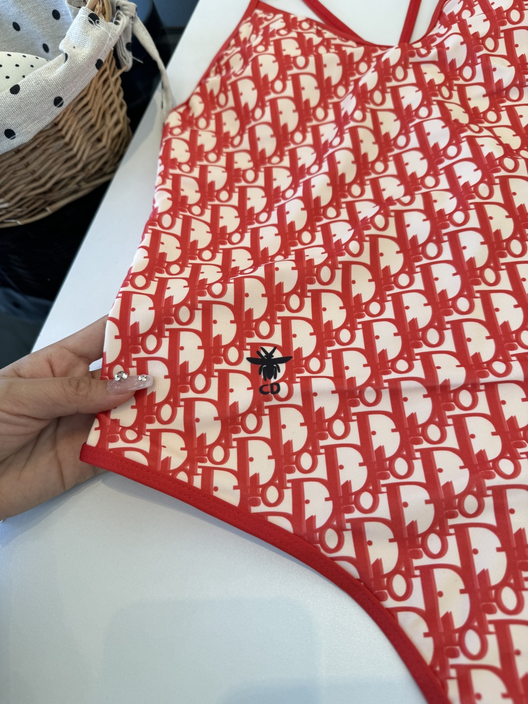 。Dior迪奥长袖连体防晒泳衣，收腰显瘦显腿长！超nice 平时可以配牛仔裤、短裤当连体衣穿！S M L