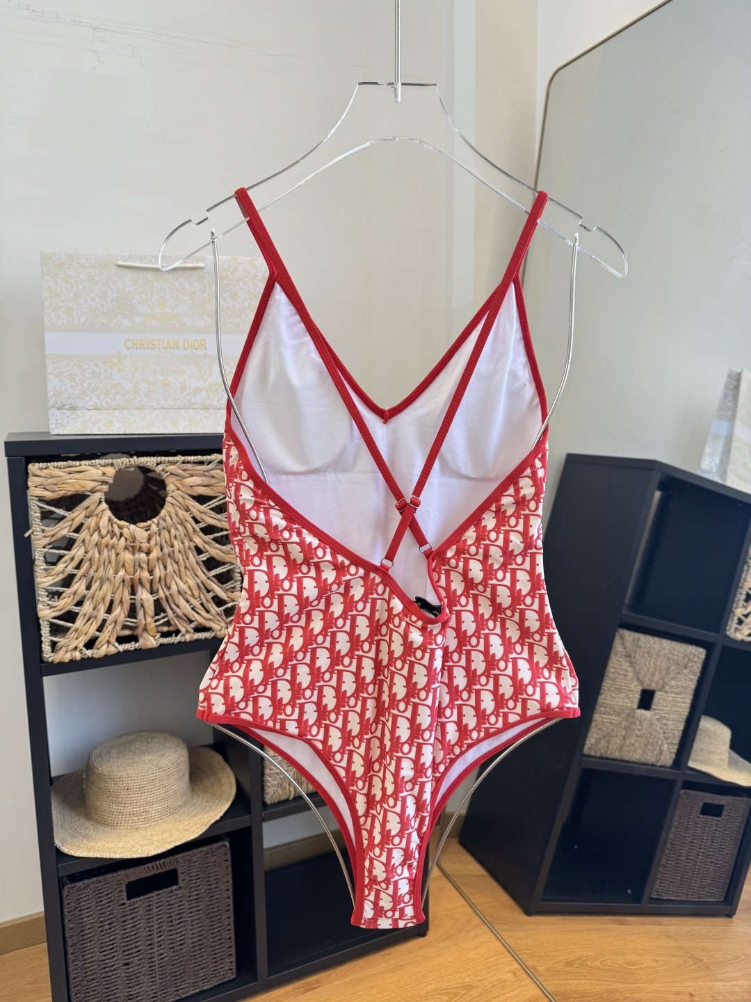 。Dior迪奥长袖连体防晒泳衣，收腰显瘦显腿长！超nice 平时可以配牛仔裤、短裤当连体衣穿！S M L