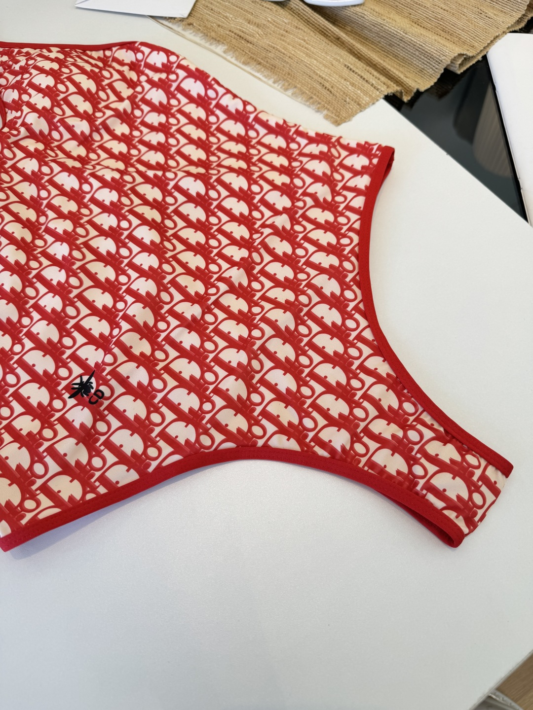 。Dior迪奥长袖连体防晒泳衣，收腰显瘦显腿长！超nice 平时可以配牛仔裤、短裤当连体衣穿！S M L