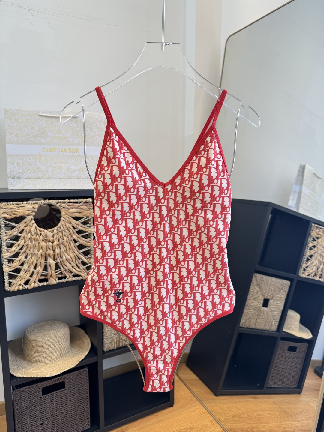 。Dior迪奥长袖连体防晒泳衣，收腰显瘦显腿长！超nice 平时可以配牛仔裤、短裤当连体衣穿！S M L