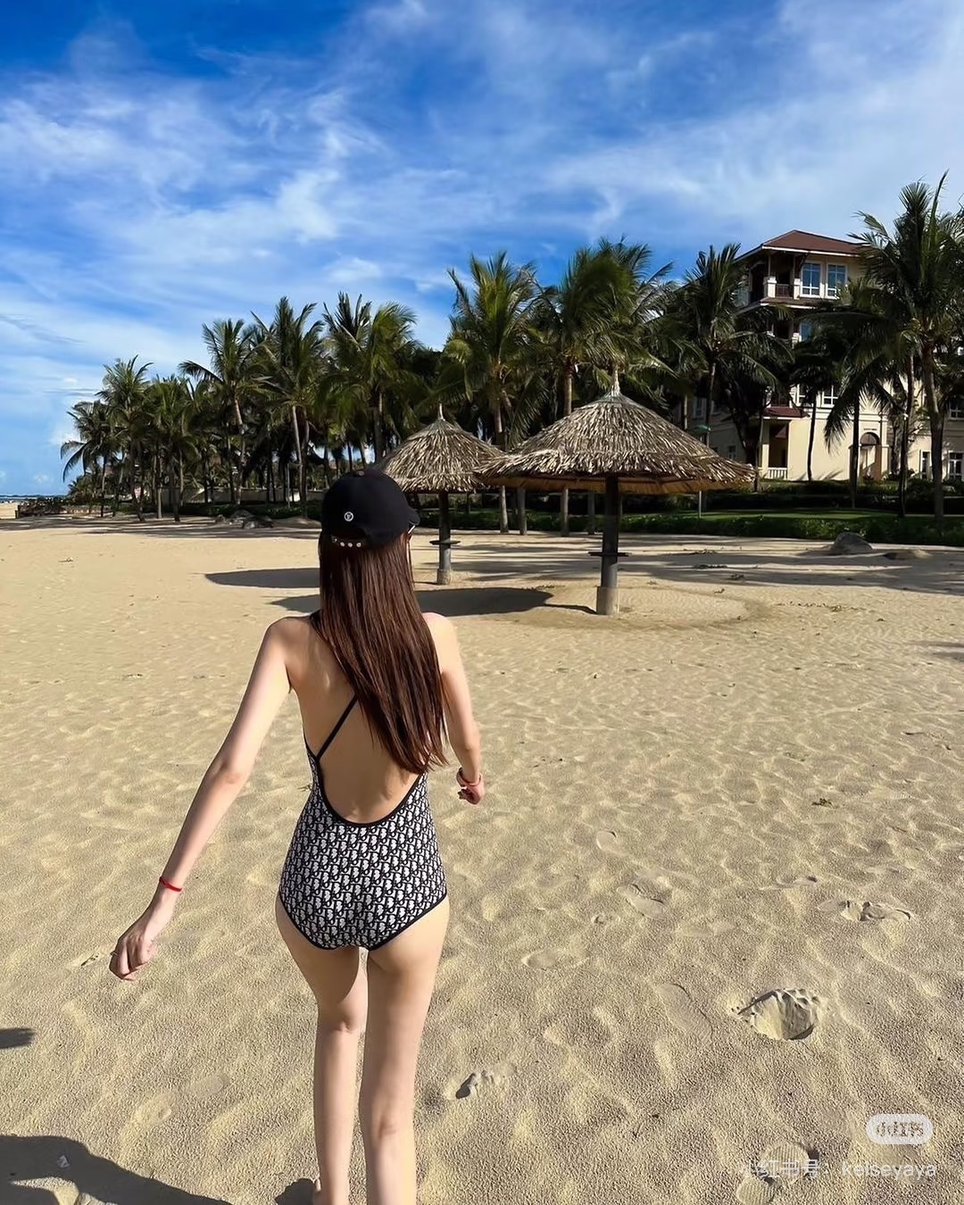 。Dior迪奥长袖连体防晒泳衣，收腰显瘦显腿长！超nice 平时可以配牛仔裤、短裤当连体衣穿！S M L