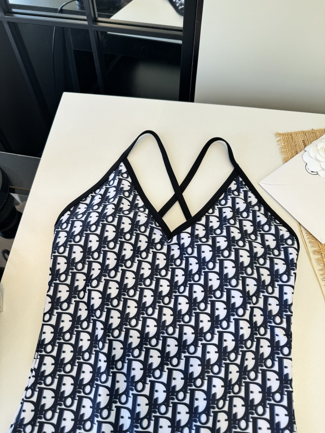 。Dior迪奥长袖连体防晒泳衣，收腰显瘦显腿长！超nice 平时可以配牛仔裤、短裤当连体衣穿！S M L