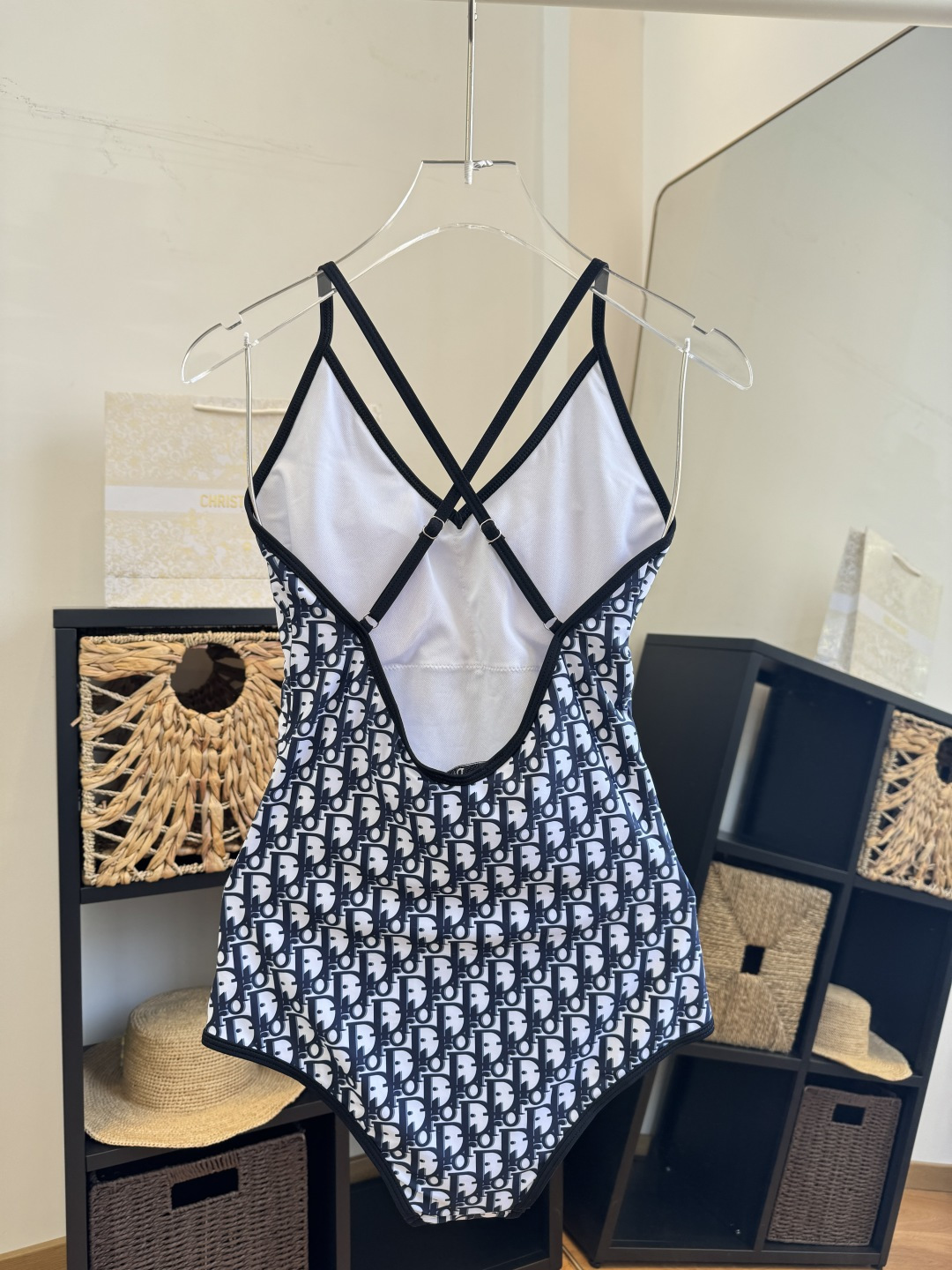 。Dior迪奥长袖连体防晒泳衣，收腰显瘦显腿长！超nice 平时可以配牛仔裤、短裤当连体衣穿！S M L