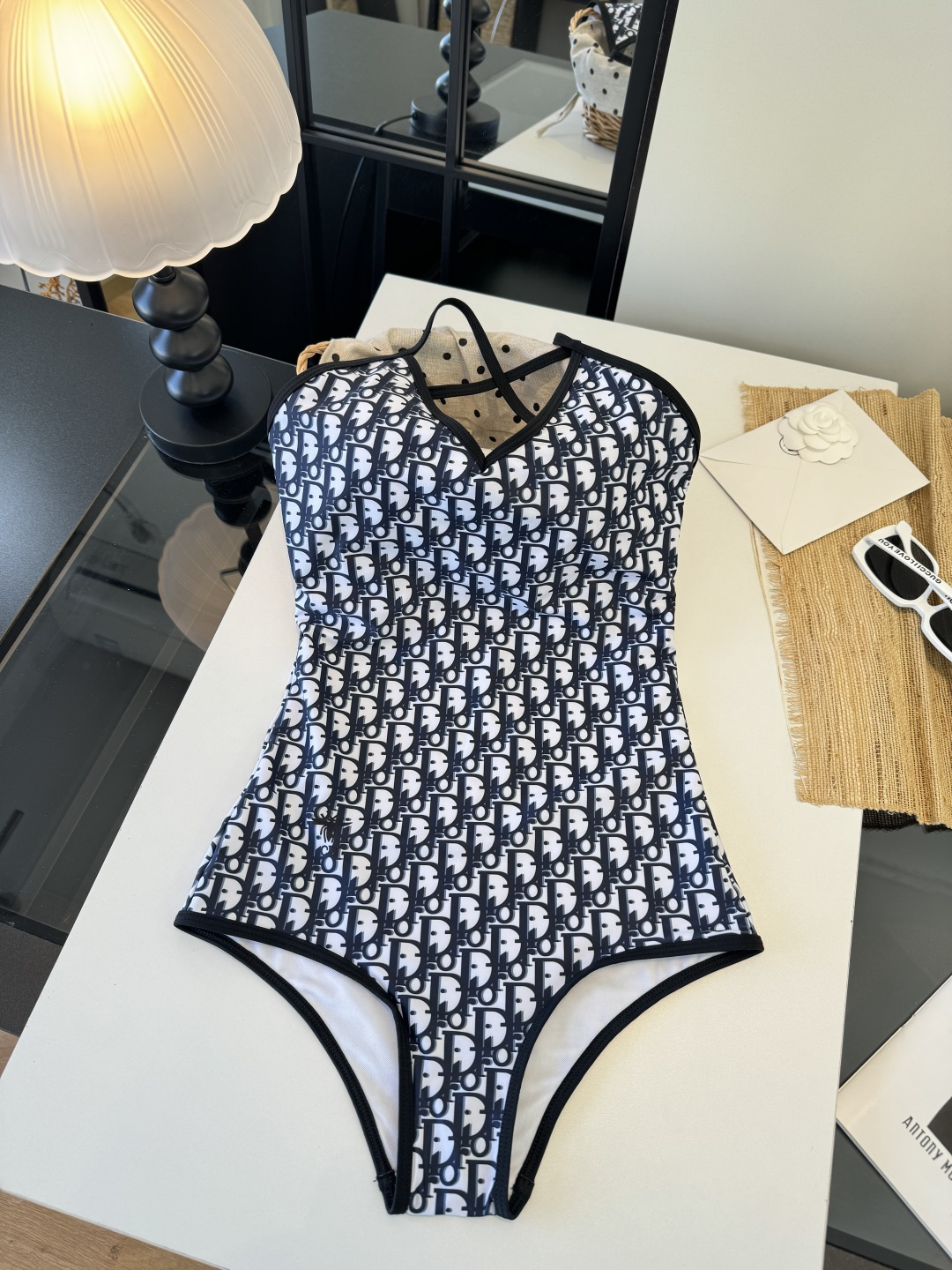 。Dior迪奥长袖连体防晒泳衣，收腰显瘦显腿长！超nice 平时可以配牛仔裤、短裤当连体衣穿！S M L