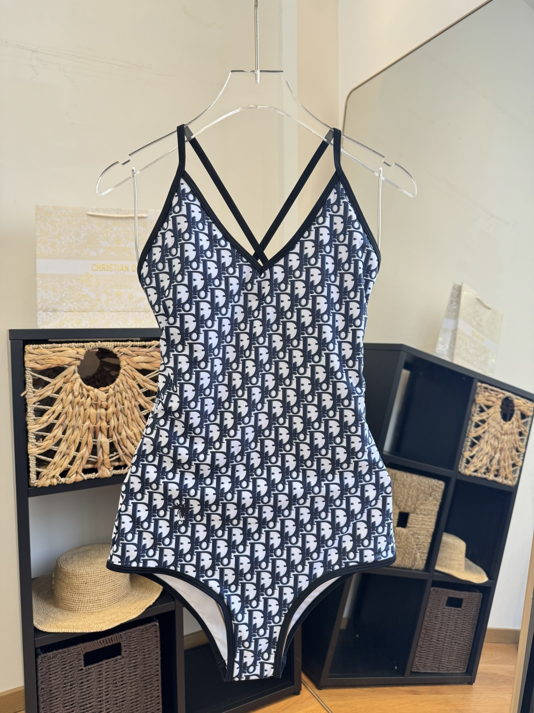 。Dior迪奥长袖连体防晒泳衣，收腰显瘦显腿长！超nice 平时可以配牛仔裤、短裤当连体衣穿！S M L